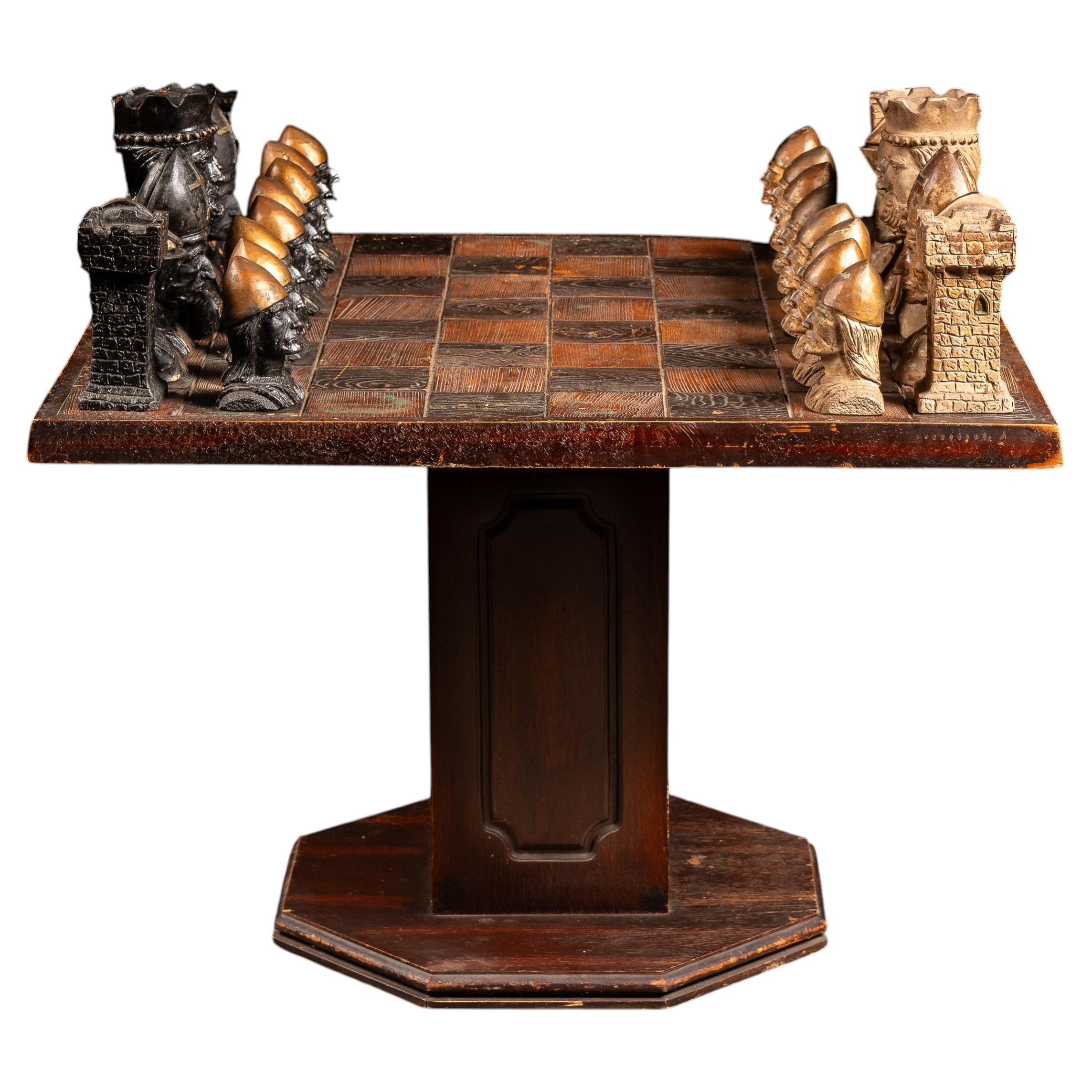 Table d'échecs en bois du milieu du siècle avec des pièces d'échecs en bois