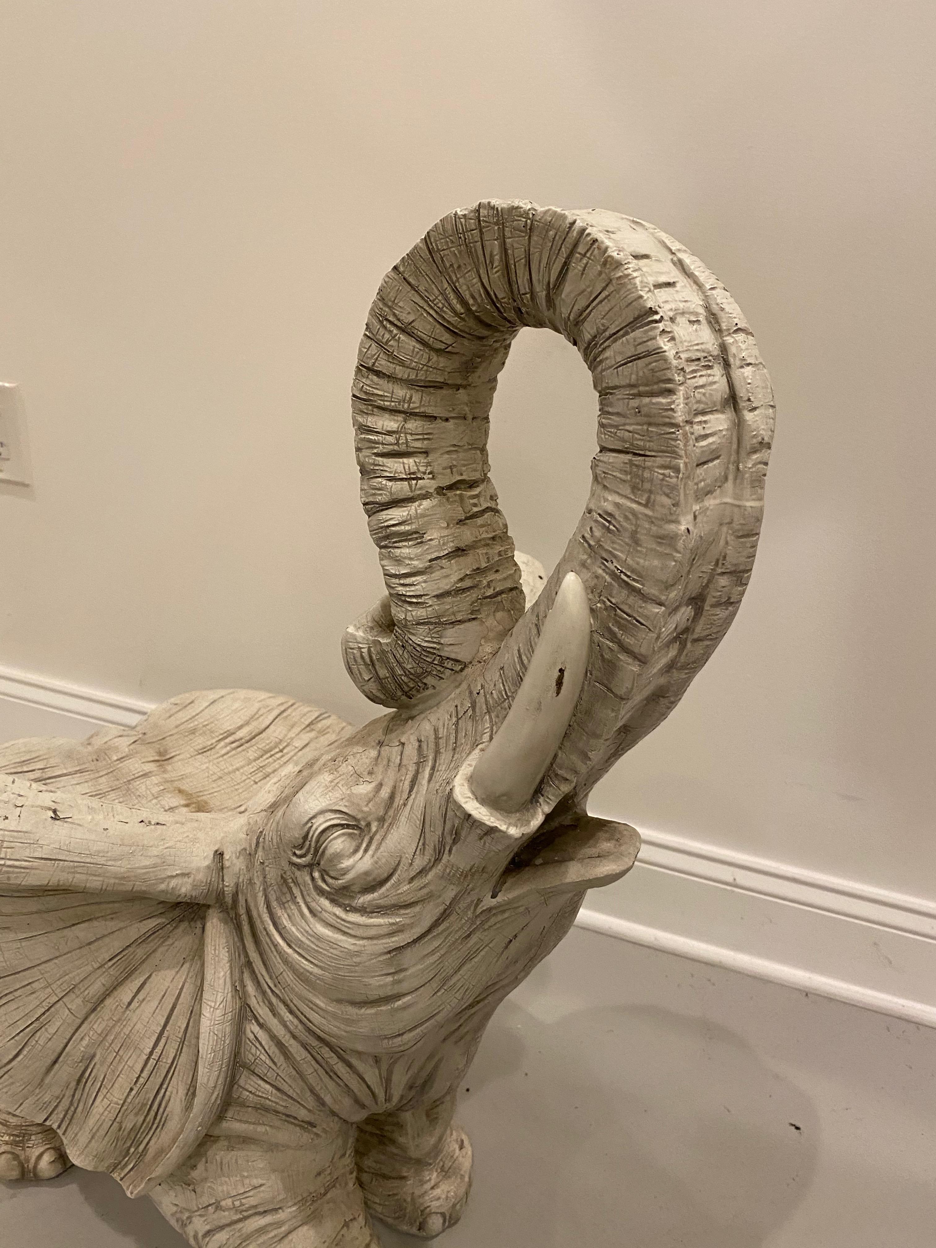 chaise installee sur un elephant en asie