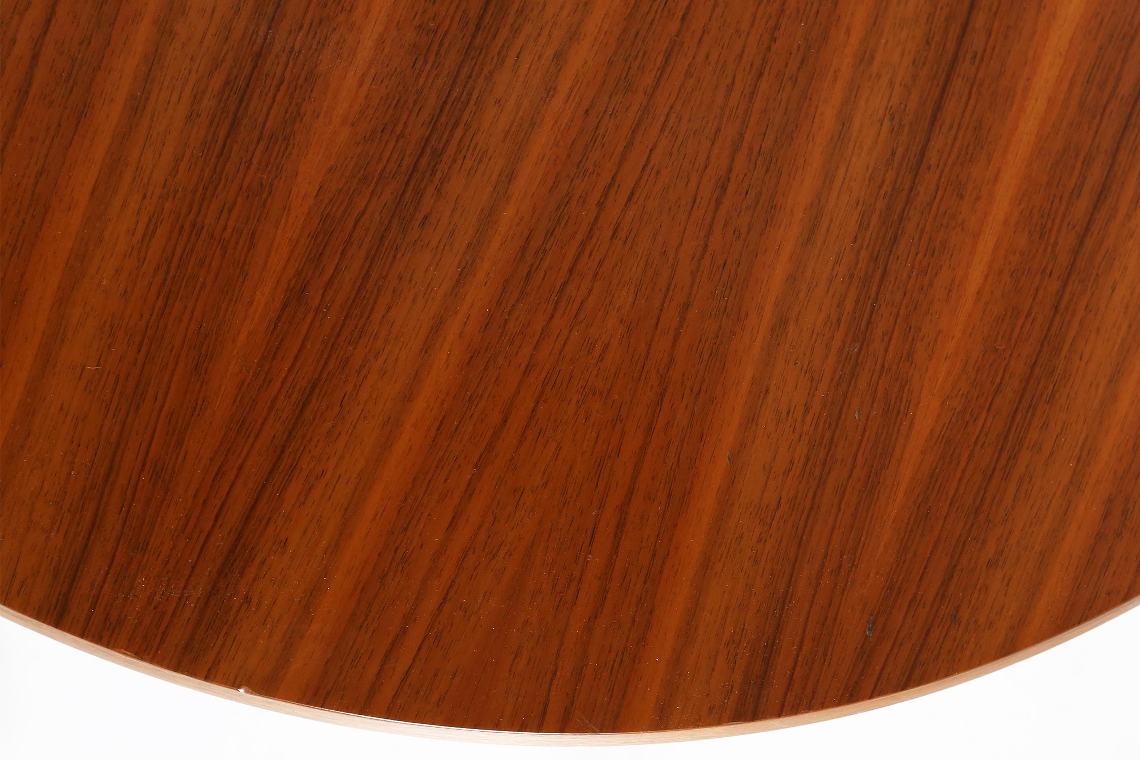 Belge Table basse en bois du milieu du siècle 1950 en vente
