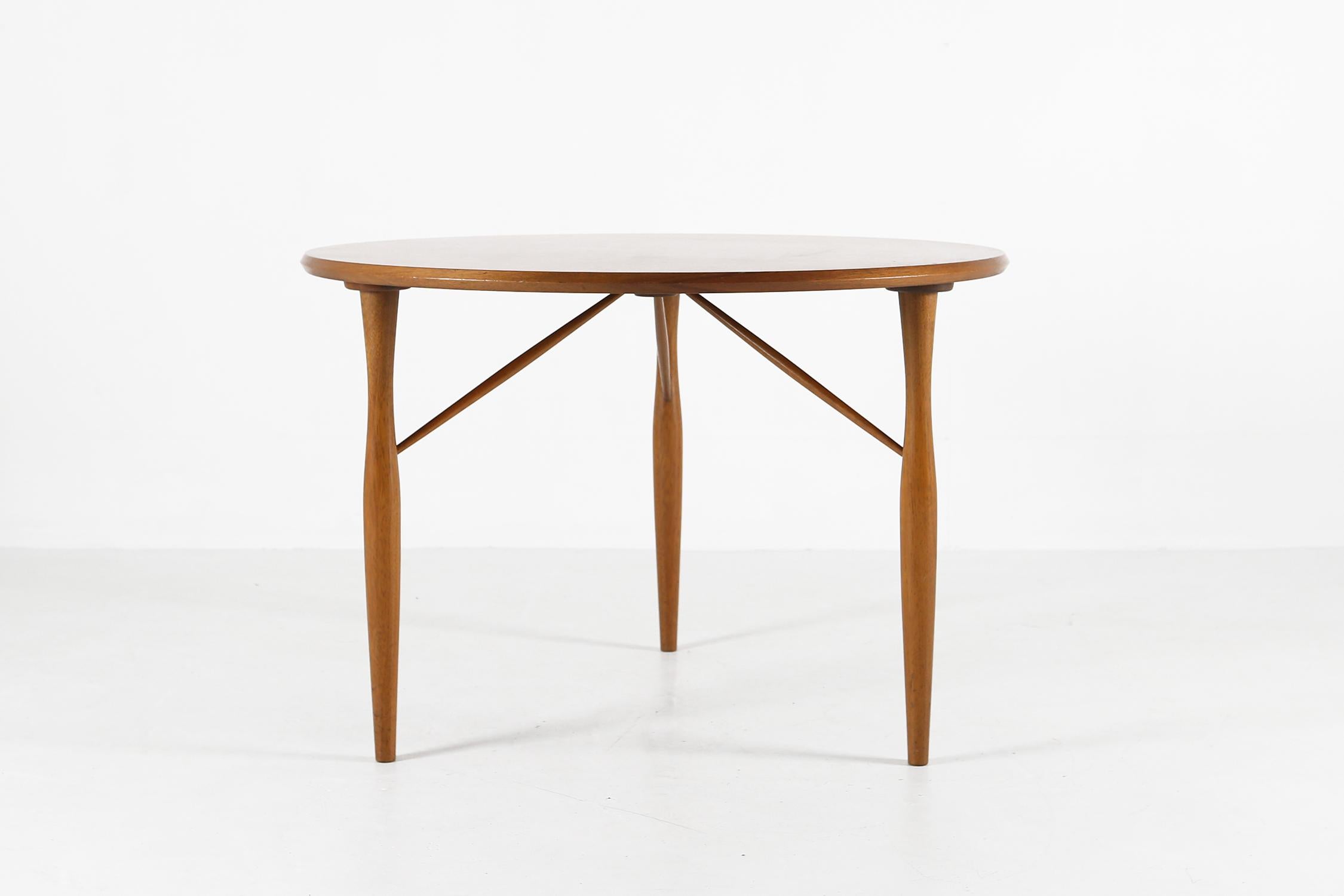 Table basse en bois du milieu du siècle 1950 en vente 2