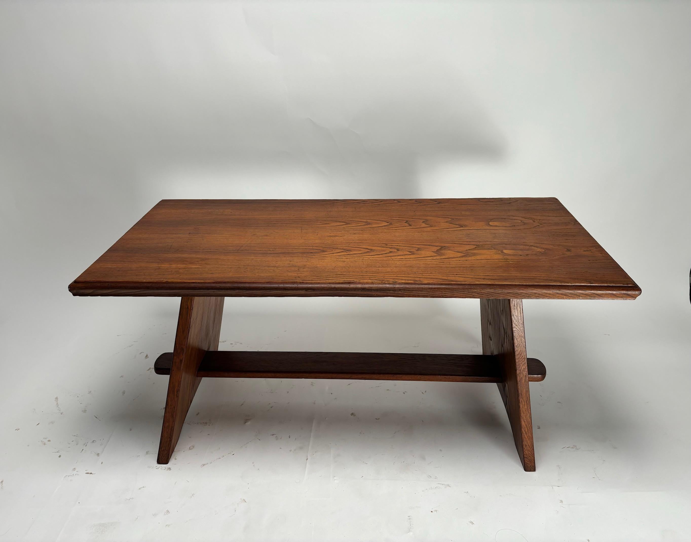 Tavolino in legno di metà secolo attribuito a Paolo Buffa, Italia, anni '50

Il tavolo presenta un design semplice ma elegante, tipico dello stile di metà secolo. Realizzato in legno con una finitura naturale che ne evidenzia le venature, ha una