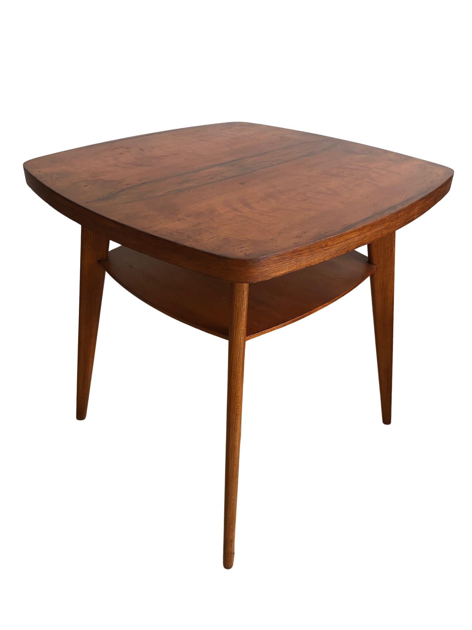 A beautiful wooden coffee table, with a shape typical of the mid-century modern period, a distinctive wood pattern on the table top, which adds charm to this piece of furniture. The table after a complete renovation, the wood was cleaned, the old
