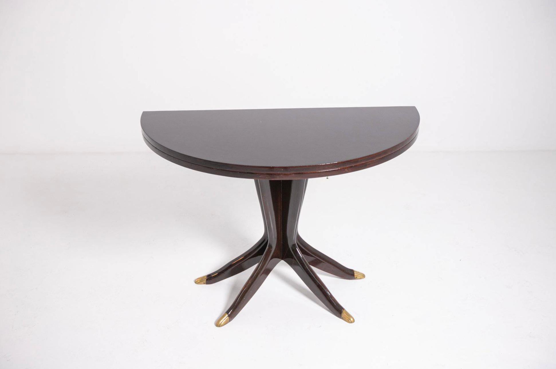 Seltener und eleganter Konsolentisch aus Holz von Ico Parisi Attr. aus der Mitte des Jahrhunderts, Italien, 1950er Jahre

Dies ist ein Konsolentisch, der sich in einen Tisch verwandeln lässt, der dank seiner geringen Größe in verschiedenen Kontexten