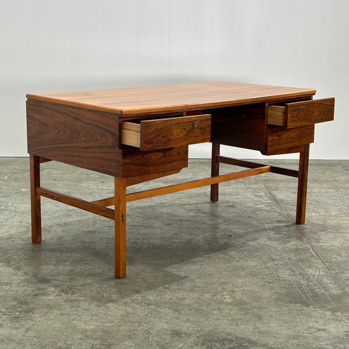 Dänischer Holzschreibtisch aus der Mitte des Jahrhunderts im Angebot 6