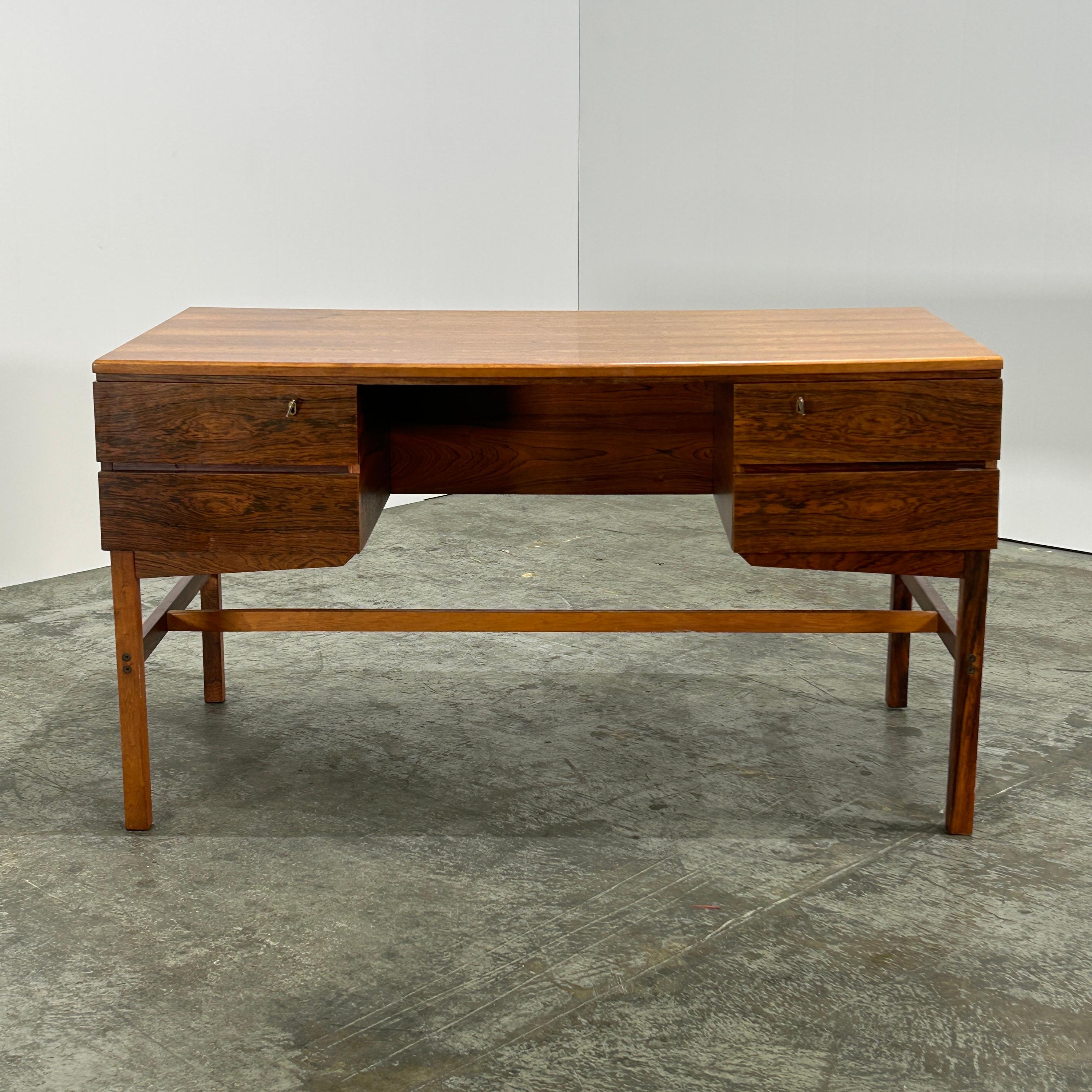 Bringen Sie einen Hauch von zeitloser Eleganz in Ihr Heimbüro mit unserem Mid Century Wooden Danish Desk. Der aus hochwertigem Holz gefertigte Schreibtisch besticht durch sein schlichtes und minimalistisches Design, das jeden Arbeitsbereich