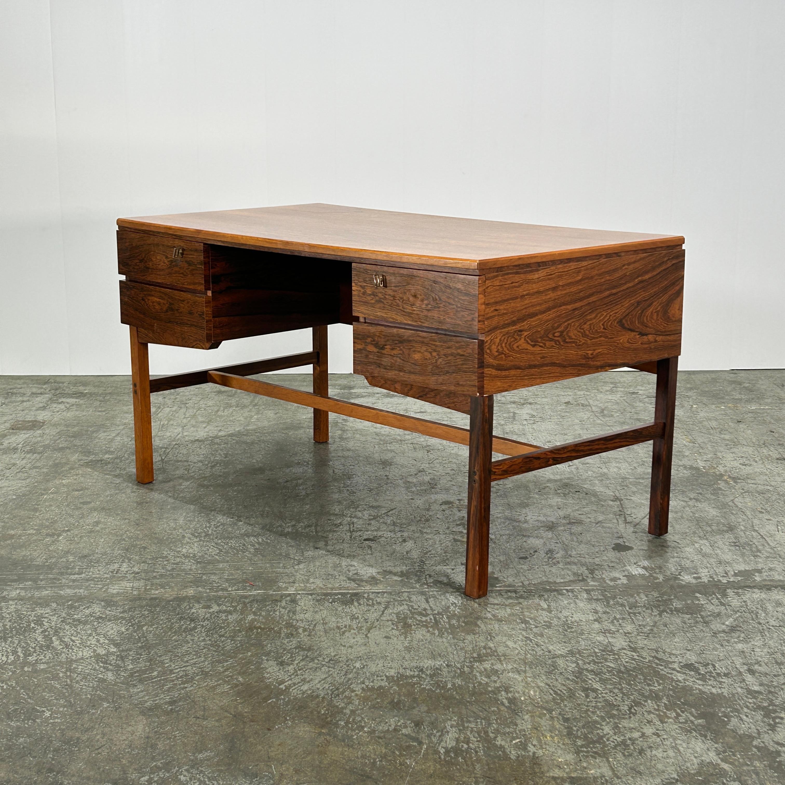Dänischer Holzschreibtisch aus der Mitte des Jahrhunderts (Moderne der Mitte des Jahrhunderts) im Angebot