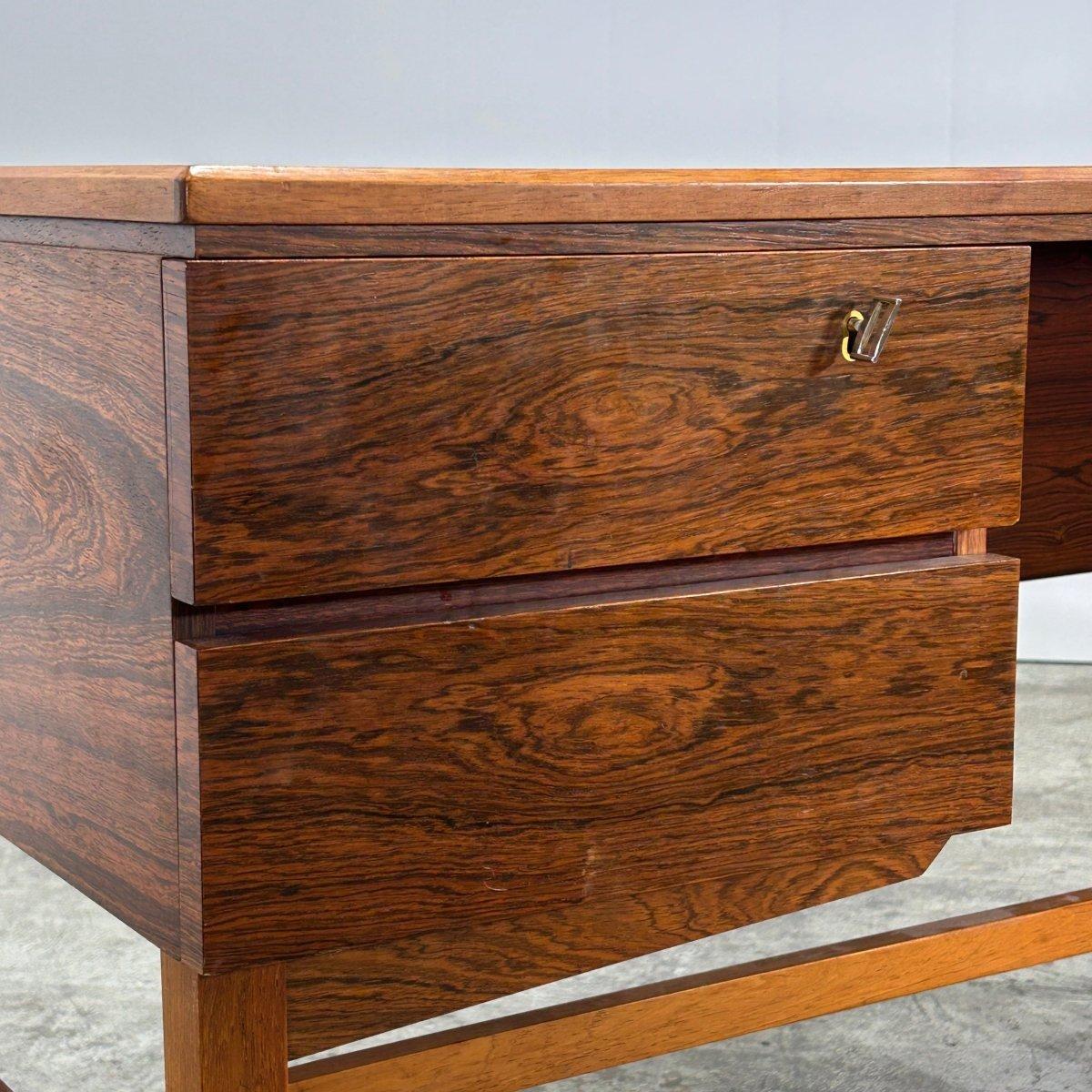 Dänischer Holzschreibtisch aus der Mitte des Jahrhunderts im Angebot 1