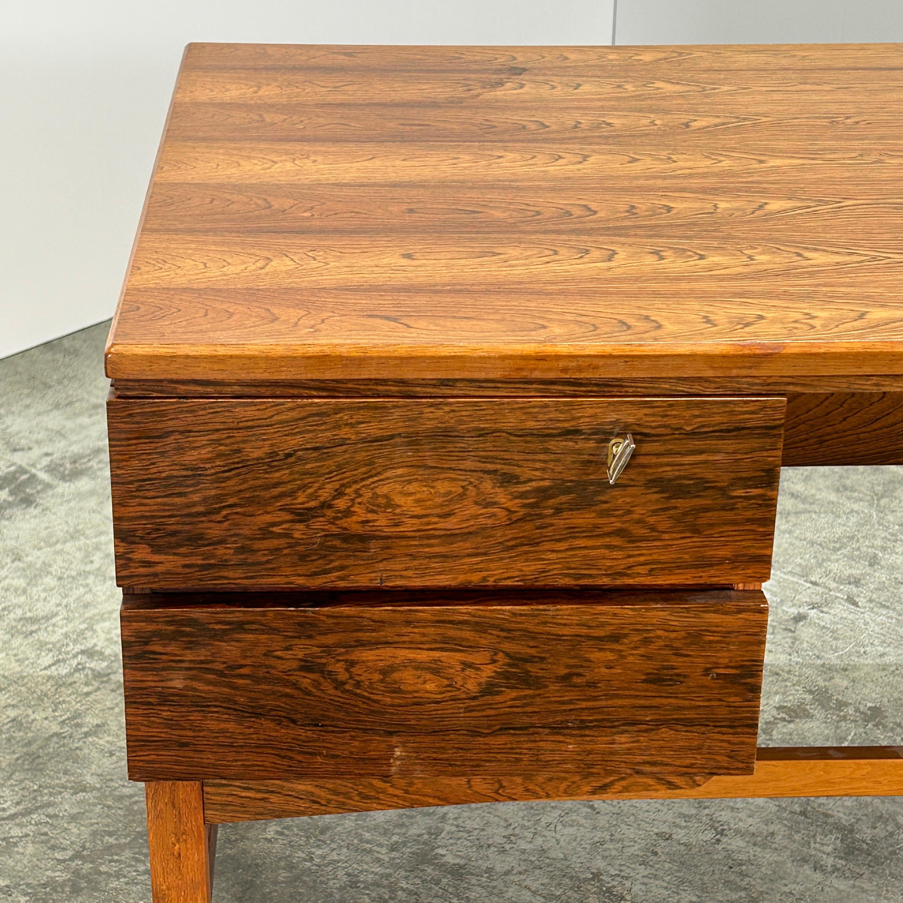 Dänischer Holzschreibtisch aus der Mitte des Jahrhunderts im Angebot 2