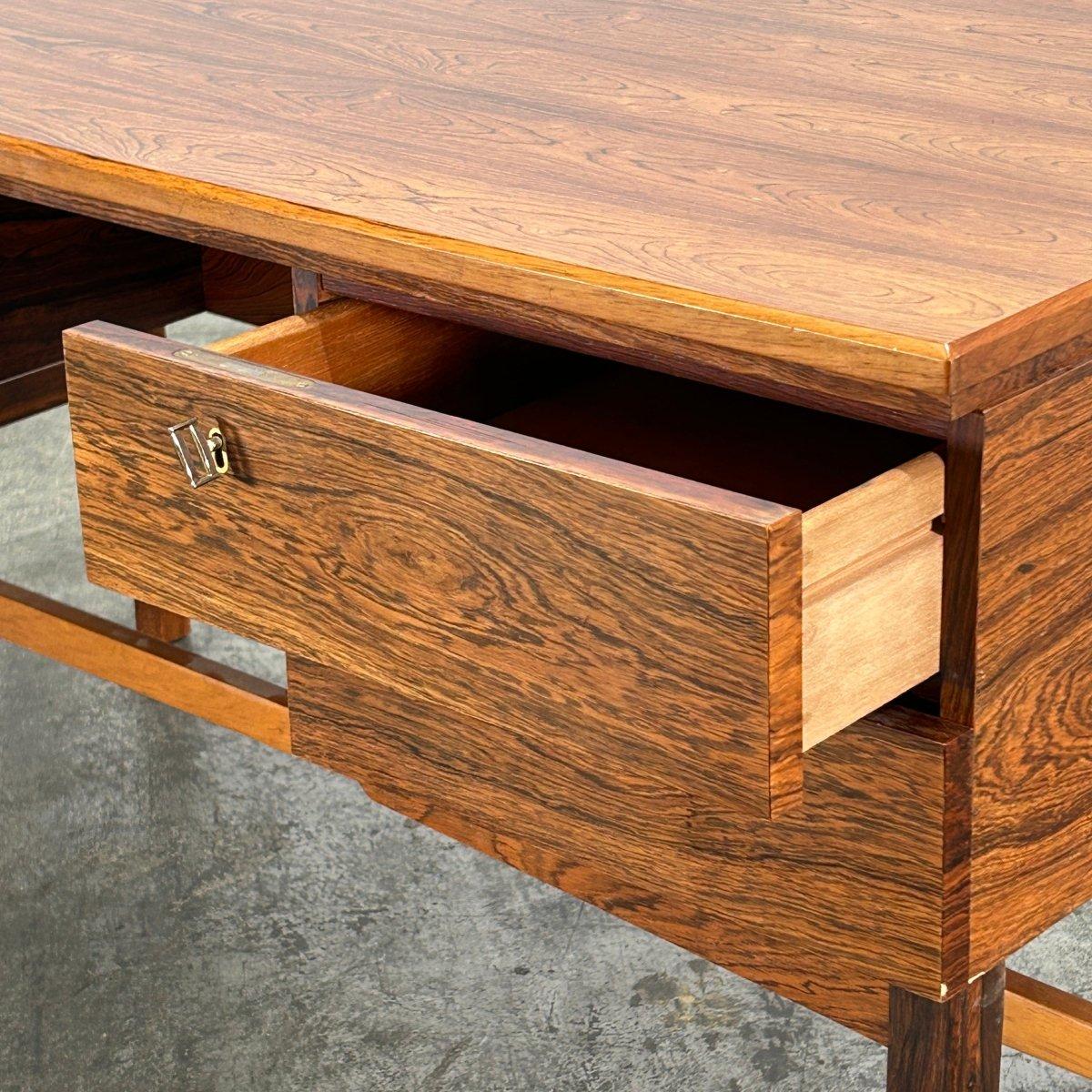 Dänischer Holzschreibtisch aus der Mitte des Jahrhunderts im Angebot 3