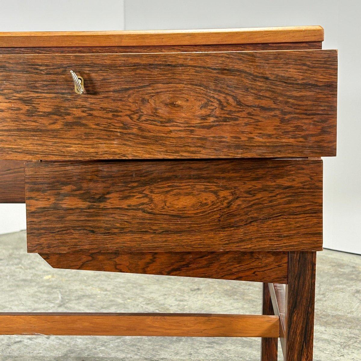 Dänischer Holzschreibtisch aus der Mitte des Jahrhunderts im Angebot 4