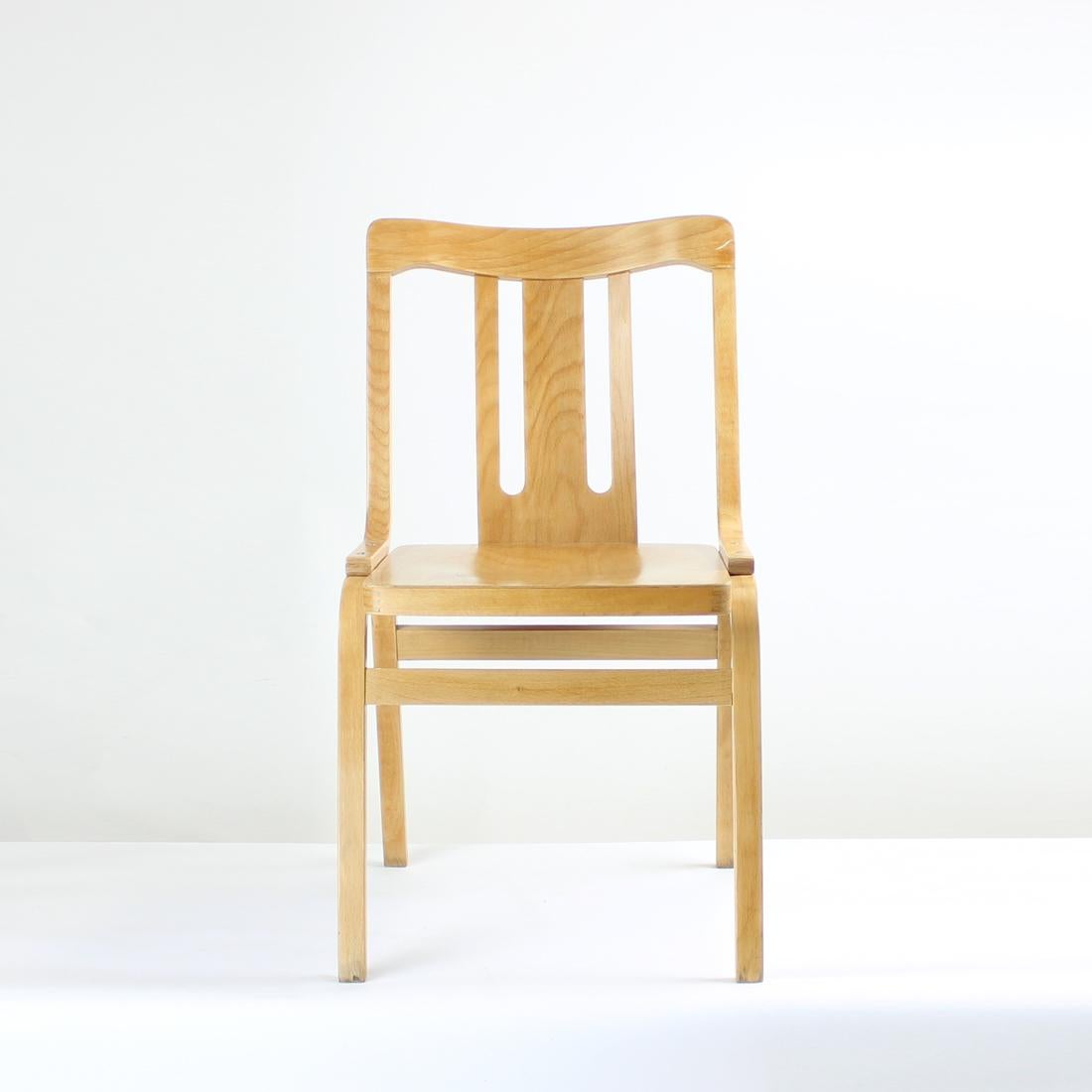 Belle chaise de salle à manger produite par la société TON dans les années 1960. L'étiquette d'origine est encore attachée. La chaise est un mélange de bois de chêne courbé et de contreplaqué. Excellent travail du bois et caractéristiques de