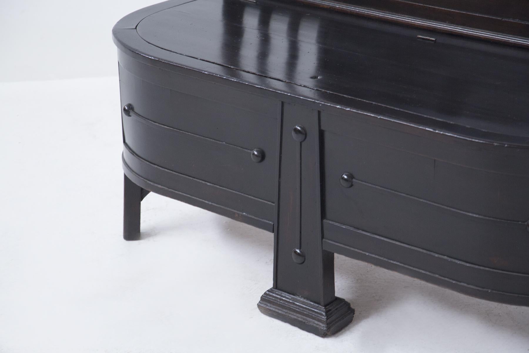 Beautiful entrance bench made entirely of wood from the 1930s, of fine Italian manufacture.
The bench is made of a marvellously solid and durable wood, externally painted black.
The bench is supported by four square-shaped legs and a much more