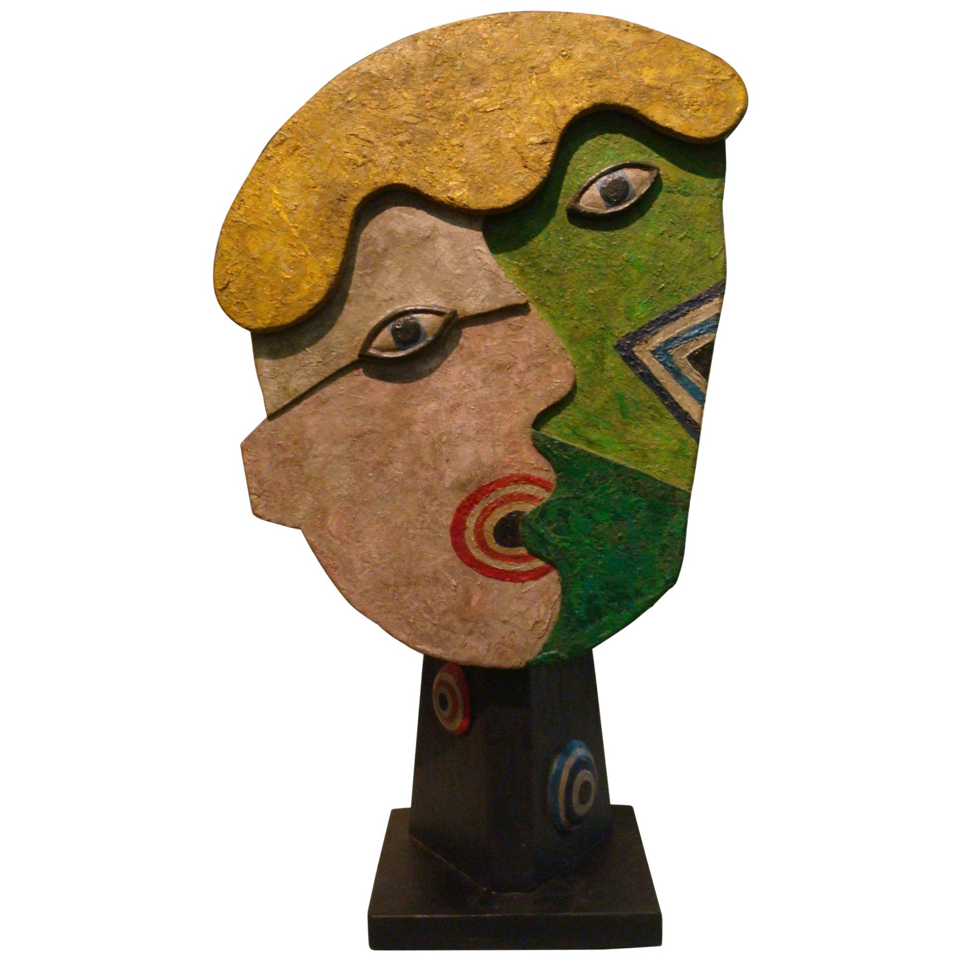 Scultura in legno di metà secolo con volto di due persone che parlano