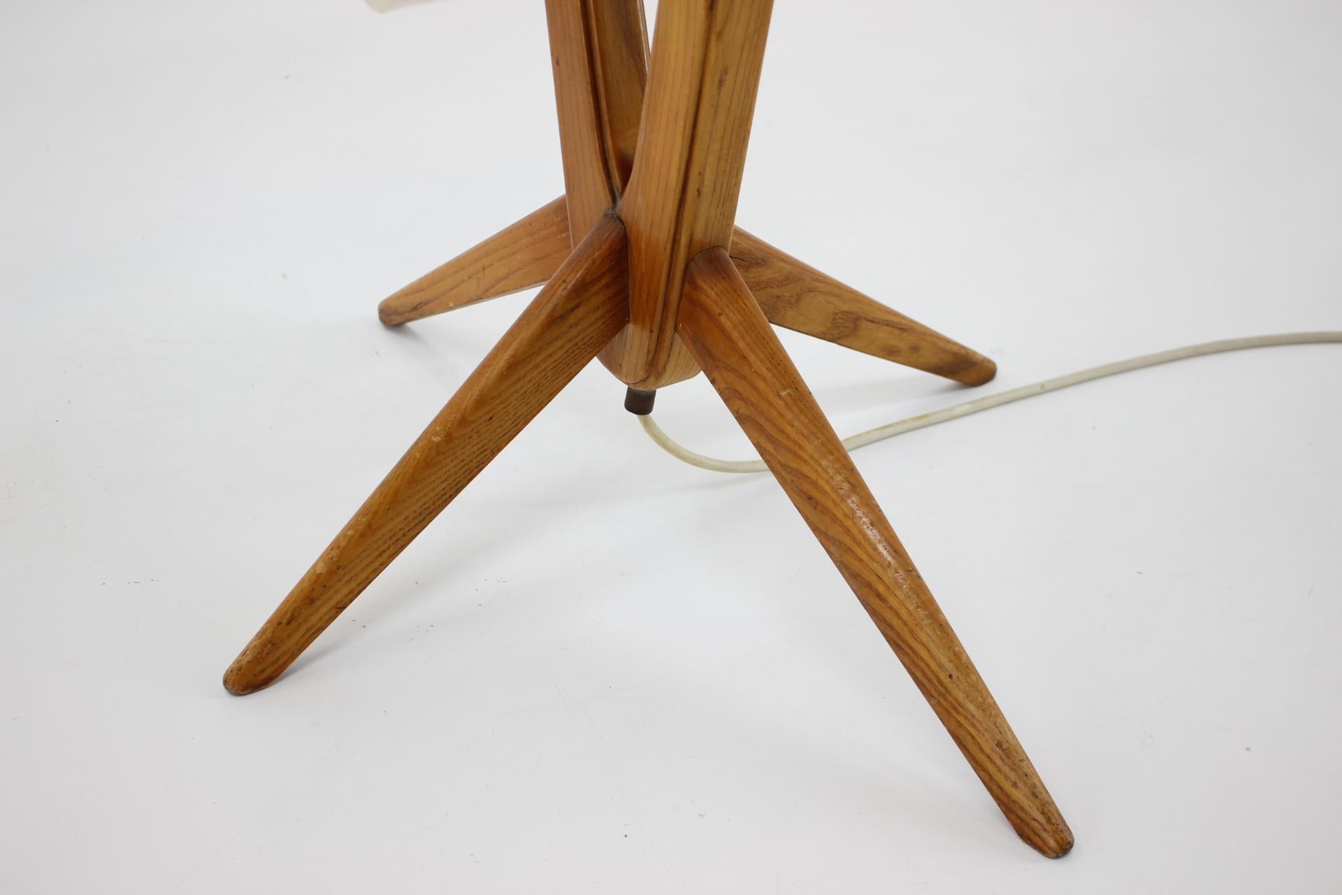 Lampada da terra in legno di metà secolo di ULUV, anni '50 / Cecoslovacchia in vendita 1