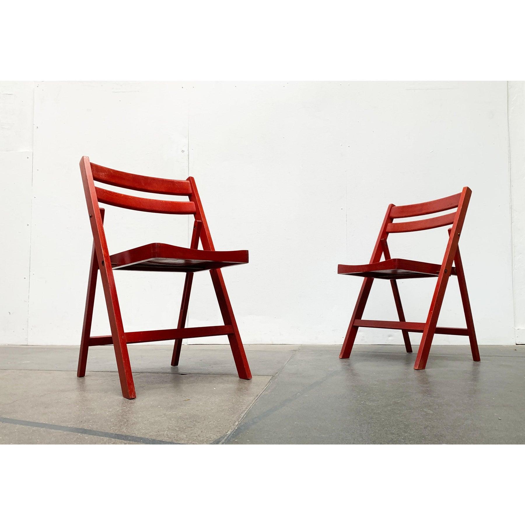 4 Mid Century Klappstühle in rot, einfache Klappstühle aus Holz. Besonders auffallend ist die hochwertige Verarbeitung. Die ... Read more 4 Mid Century Klappstühle in rot.Einfache Klappstühle aus Holz. Besonders auffallend ist die hochwertige