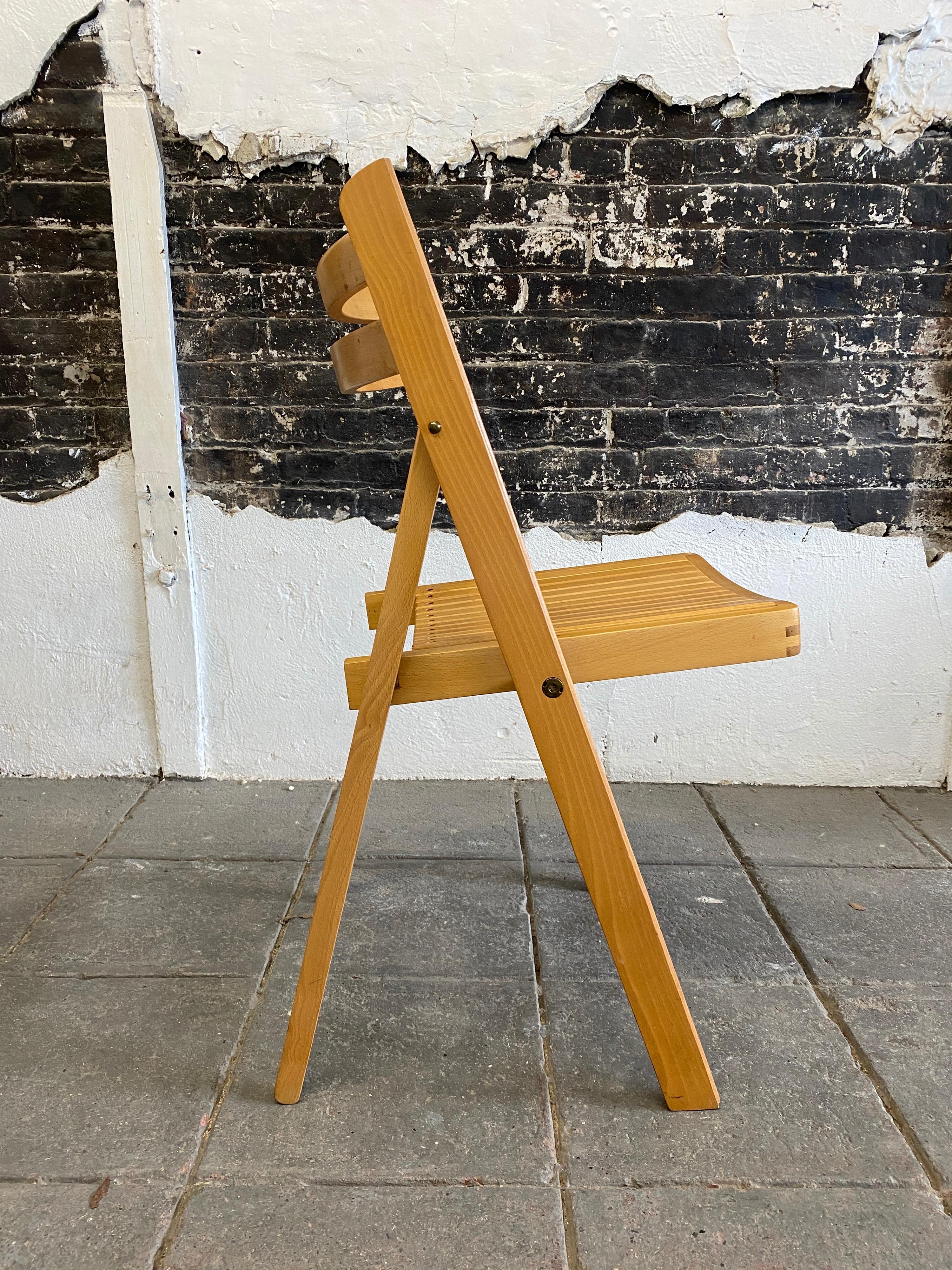Vintage blonde hardwood slat seat Mid-Century Modern folding patio event dining game restaurant cafe chairs. Each Chair features wood slat seat, folding chair, solid hardwood construction, beautiful wood grain, very nice vintage condition. Circa