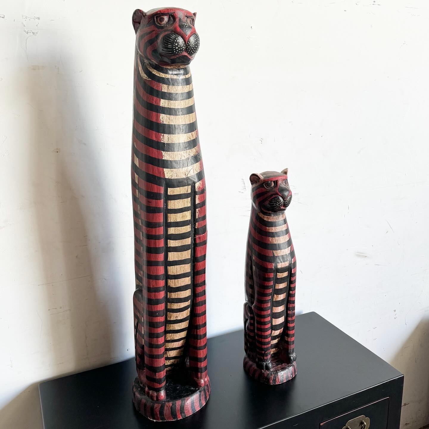 Aggiungi un tocco giocoso al tuo arredamento con questo set di 2 gatti folkloristici in legno del Mid Century. Queste affascinanti sculture in legno mostrano il fascino e la personalità dell'arte popolare rustica, perfette per aggiungere calore a