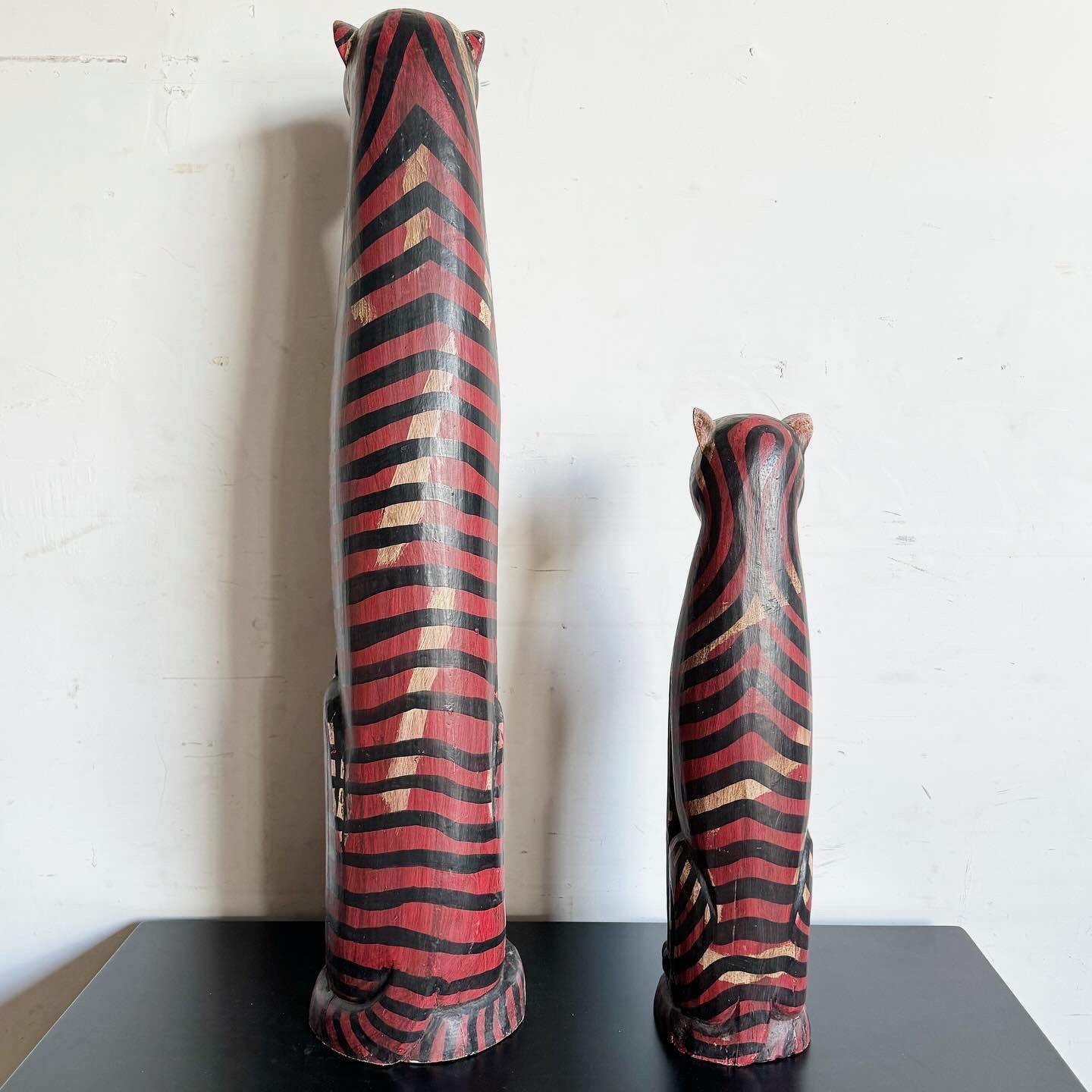 Gatti folkloristici in legno del Medioevo - Set di 2 In condizioni buone in vendita a Delray Beach, FL