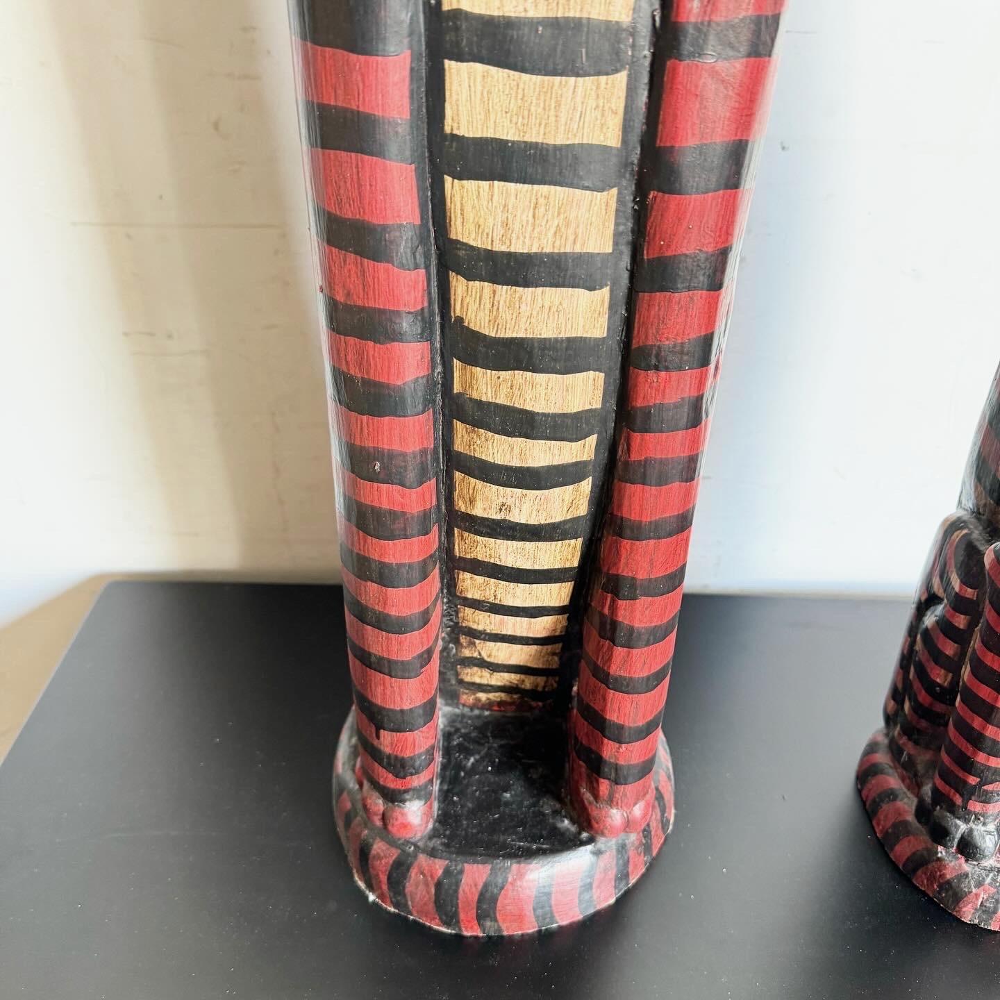 Legno Gatti folkloristici in legno del Medioevo - Set di 2 in vendita