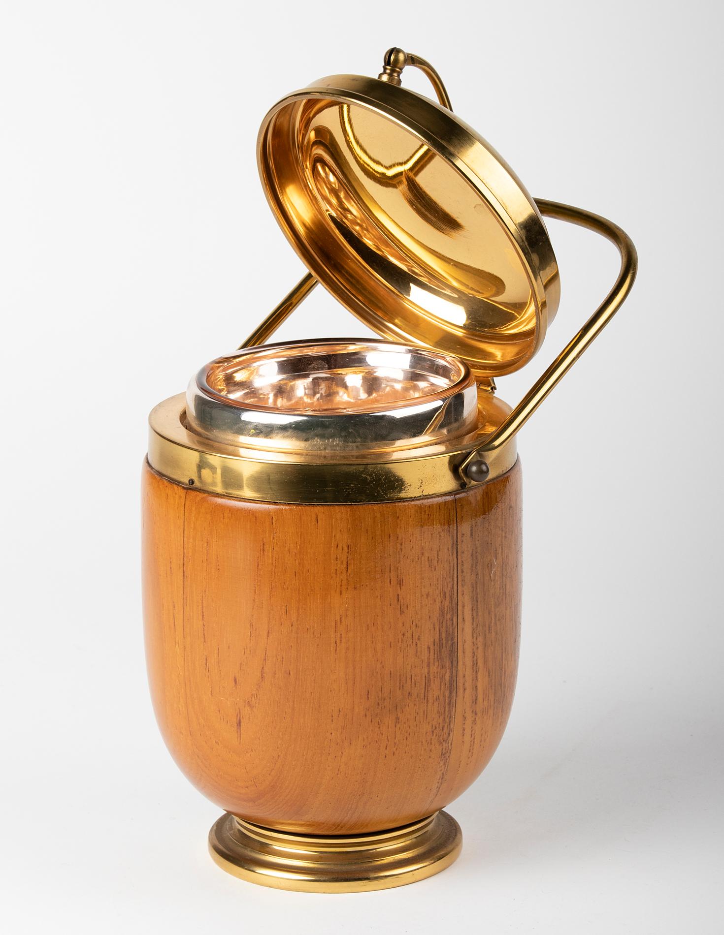 A chic mid 20th century Italian teak wooden thermal ice bucket by Aldo Tura for Macabo, Circa 1950/60s. This large ice bucket has the original pink mercury glass liner and a hinged lid to ensure the ice remains cold for longer. A particularly smart