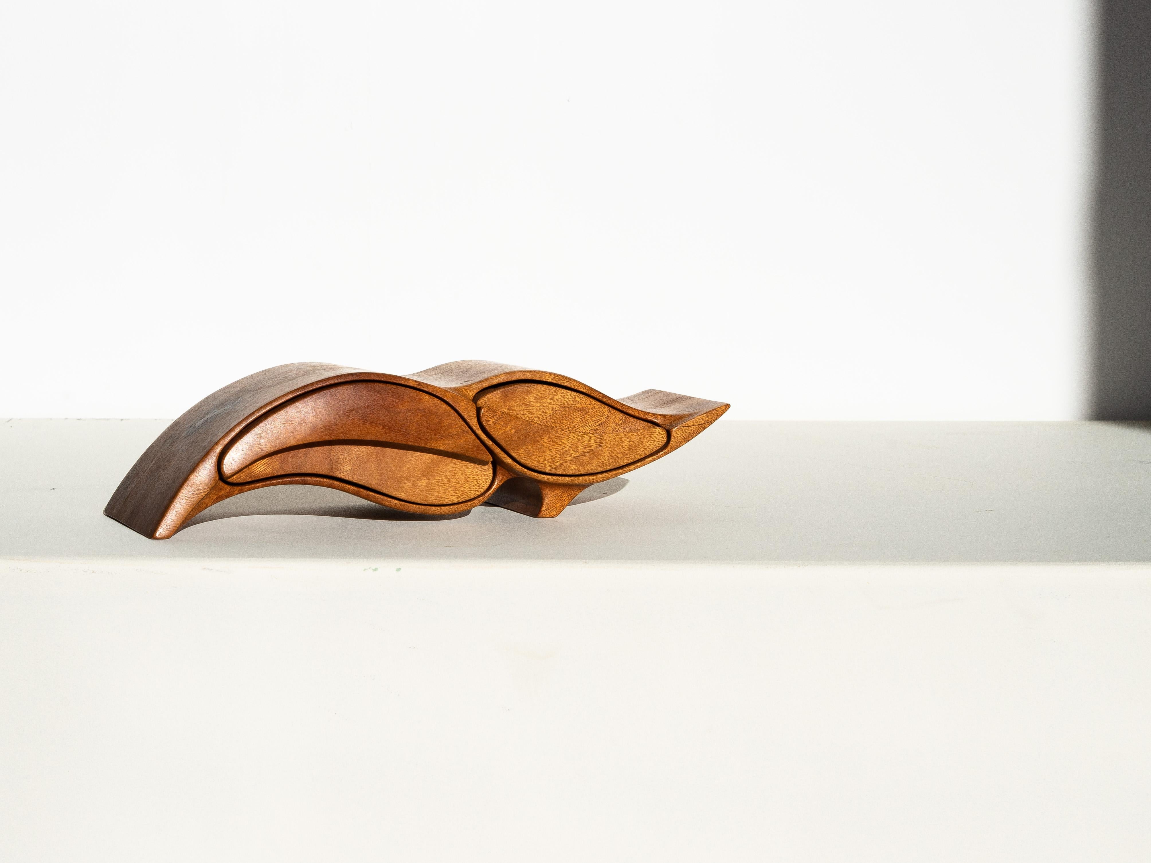 Boîte à bijoux en bois du milieu du siècle, forme libre avec tiroirs - Australie 1970

Rare travail du bois sur cette boîte à bijoux / bibelots, sculptée en laurier camphré.

Design/One de forme libre très élégant. Sculpté patiemment et poli pour