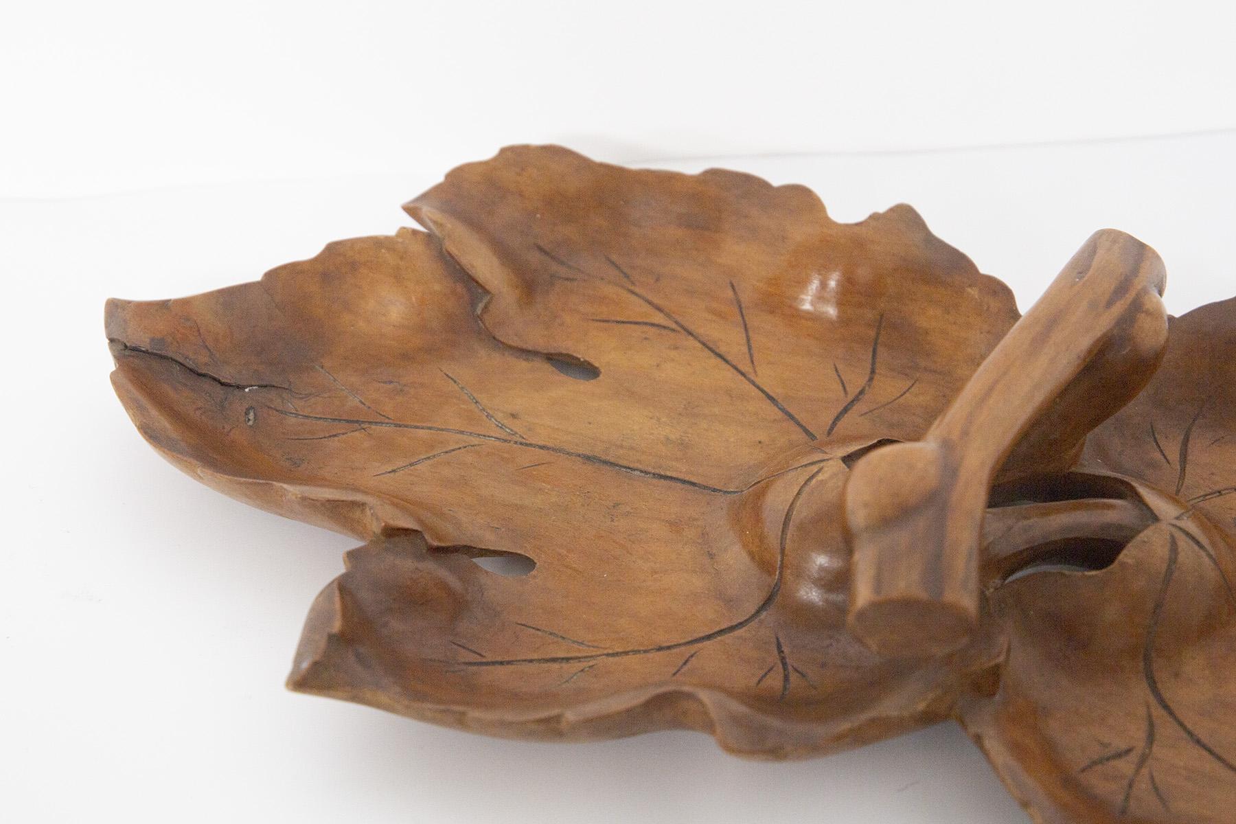 Mid-Century Modern Mid-century Wooden Leaf Centrepiece For Sale