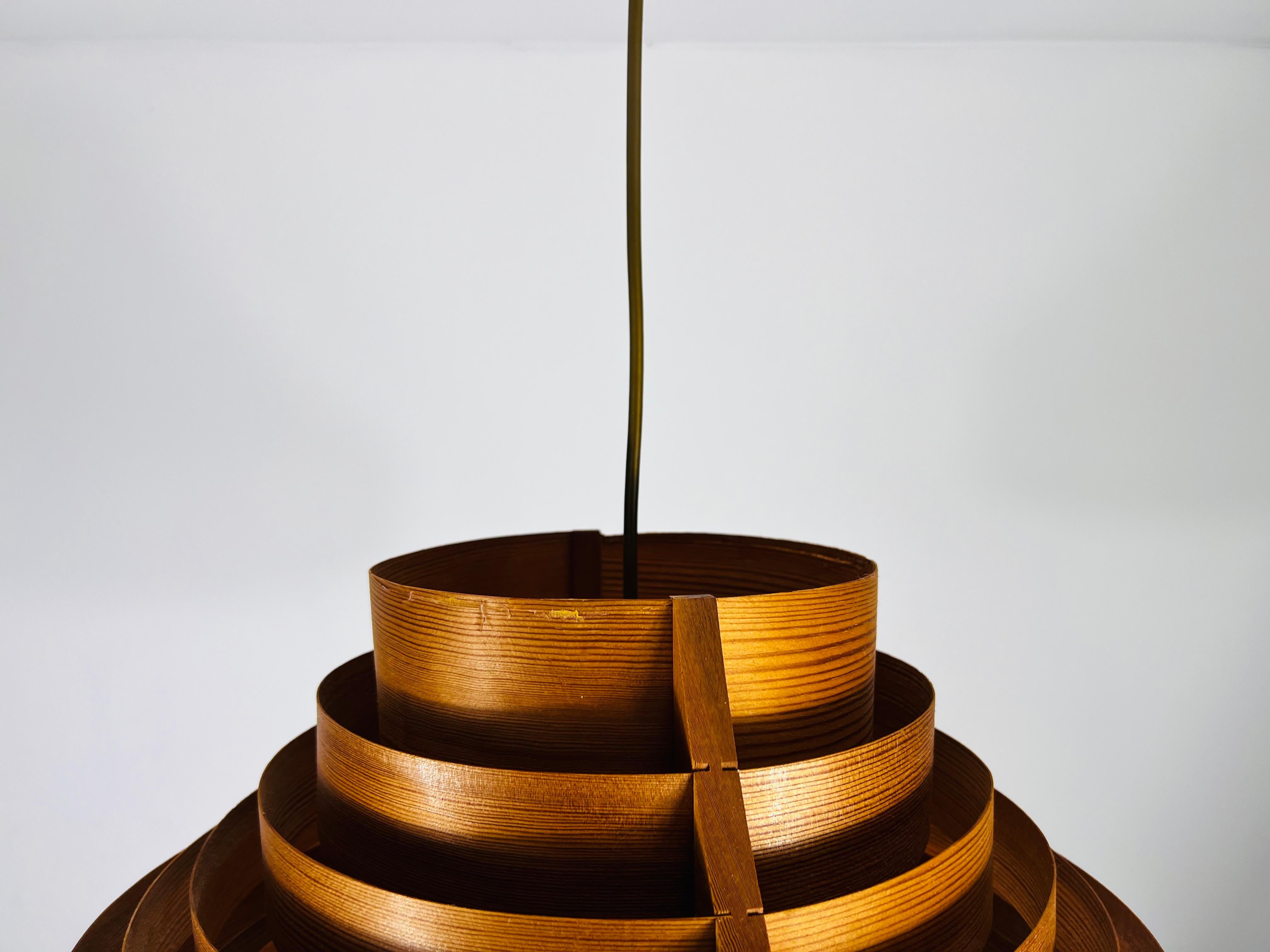 Mid-Century-Hängelampe aus Holz von Hans-Agne Jakobsson, Schweden, 1960er Jahre im Angebot 4
