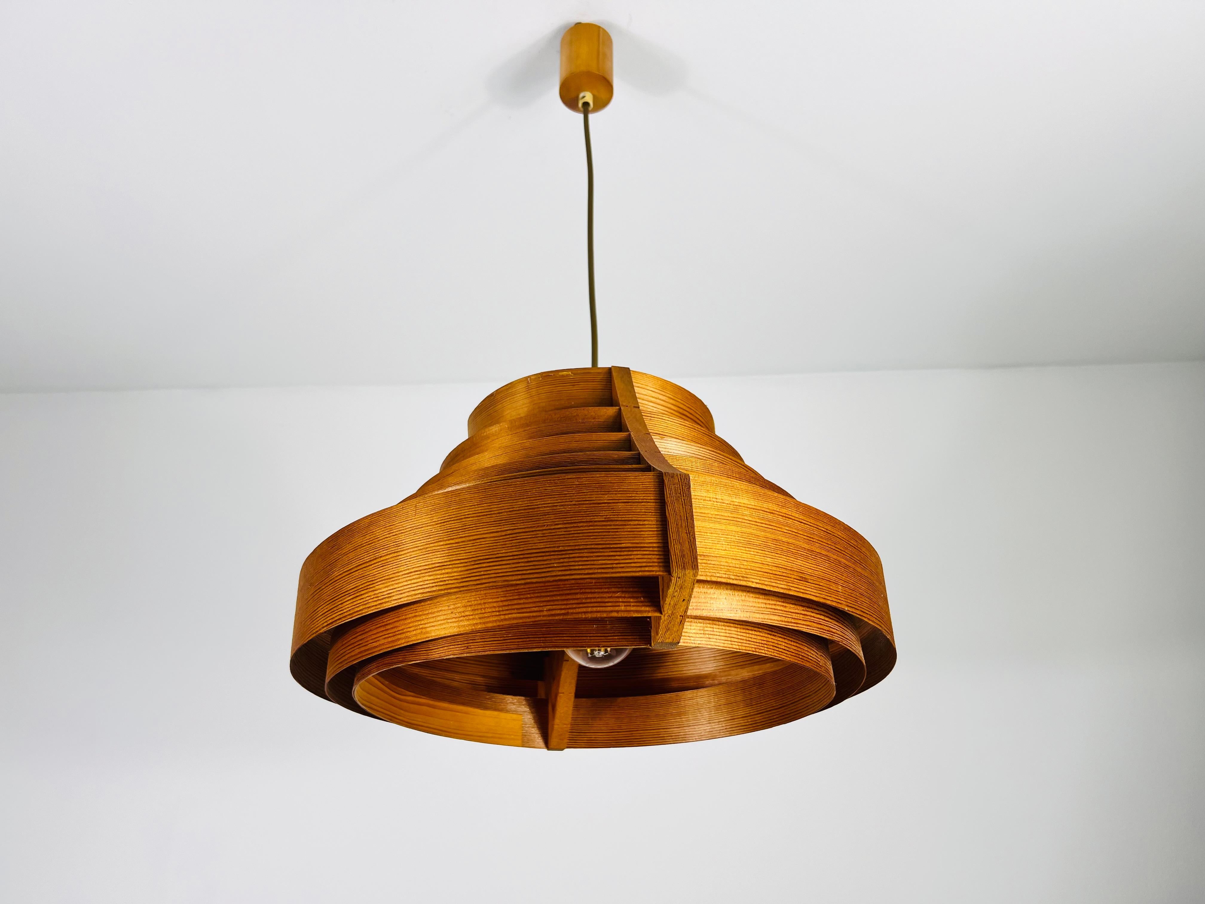 Mid-Century-Hängelampe aus Holz von Hans-Agne Jakobsson, Schweden, 1960er Jahre (Moderne der Mitte des Jahrhunderts) im Angebot