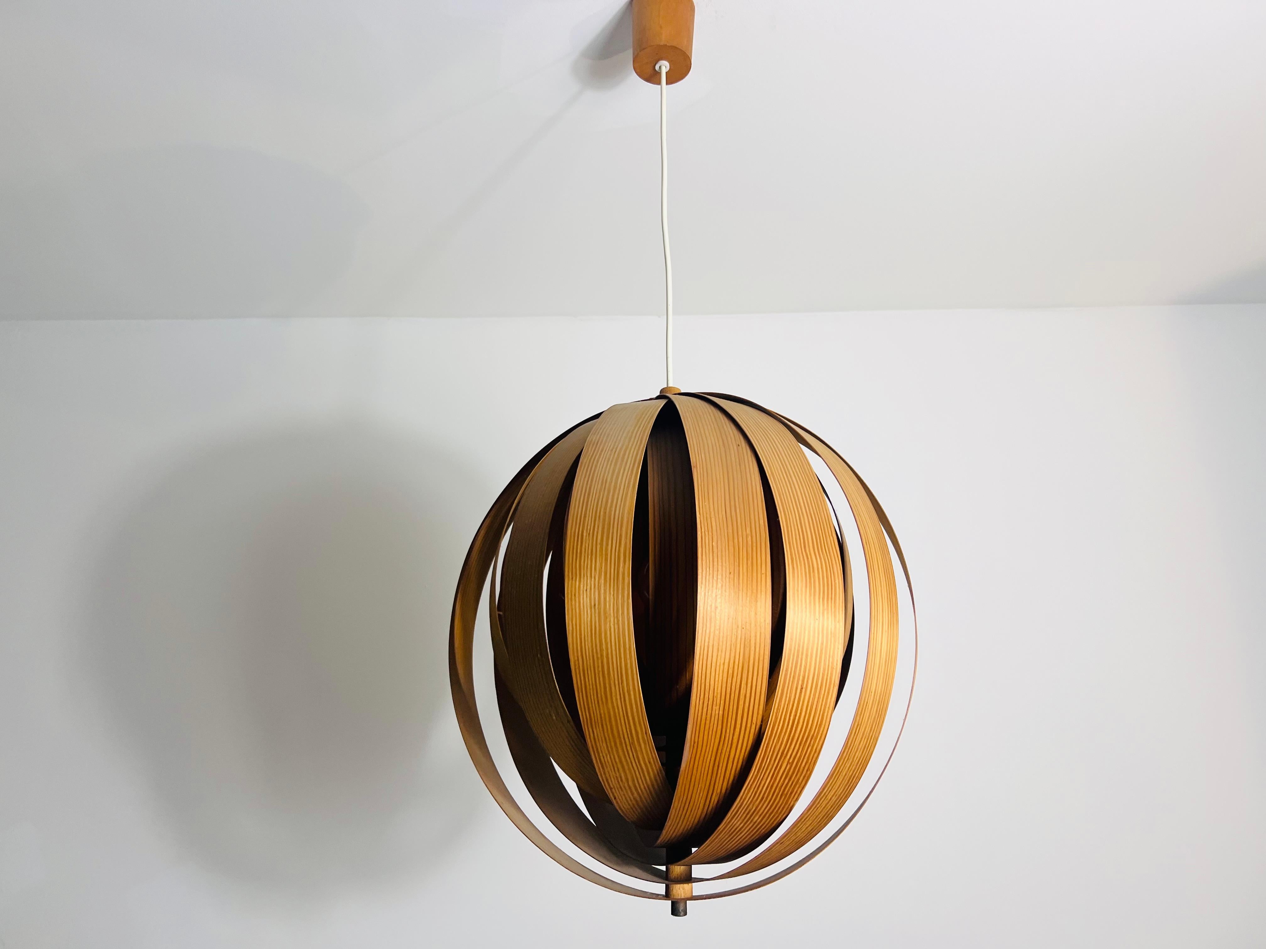 Mid-Century-Hängelampe aus Holz von Hans-Agne Jakobsson, Schweden, 1960er Jahre (Moderne der Mitte des Jahrhunderts) im Angebot
