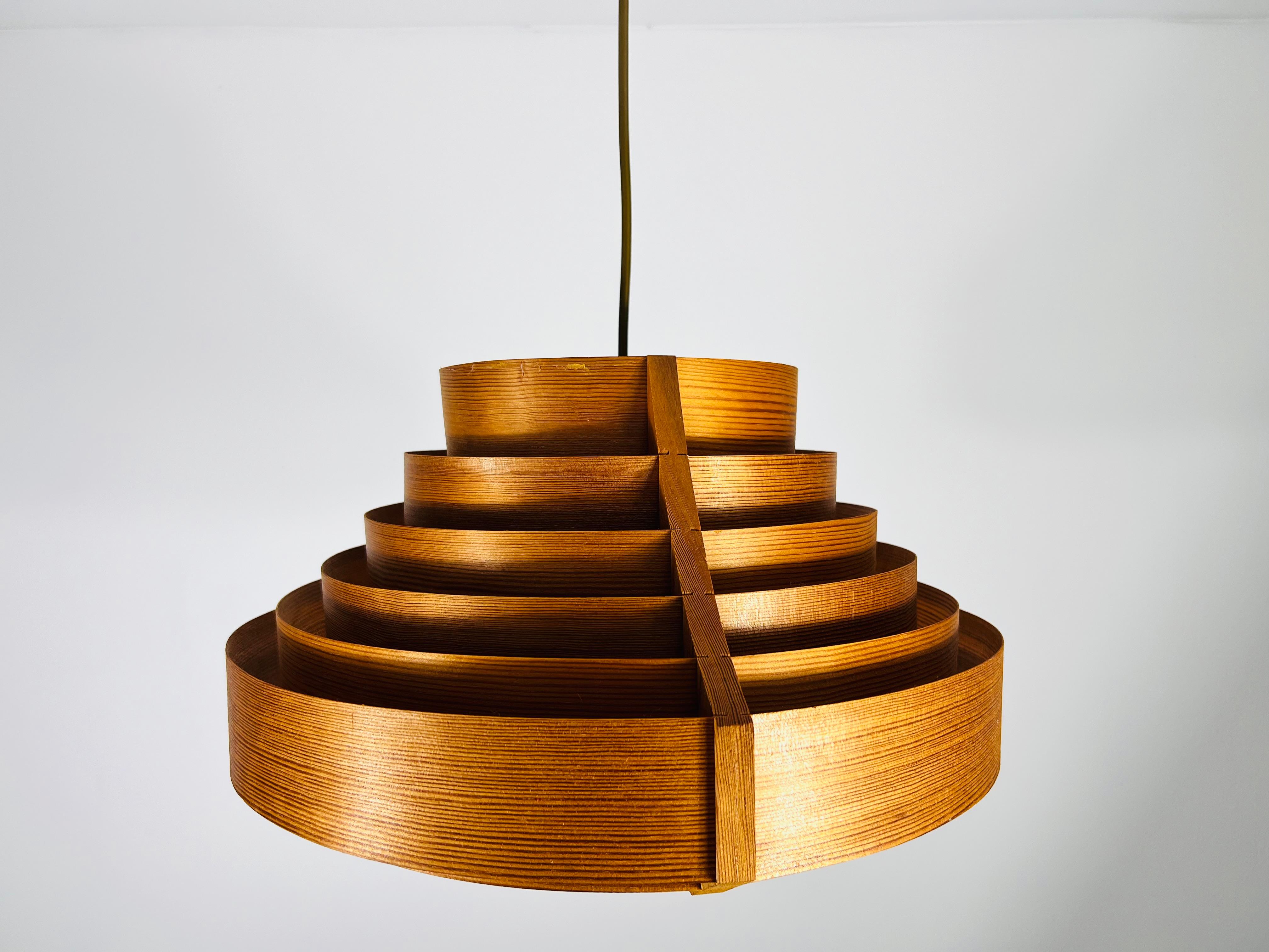 Mid-Century-Hängelampe aus Holz von Hans-Agne Jakobsson, Schweden, 1960er Jahre (Schwedisch) im Angebot