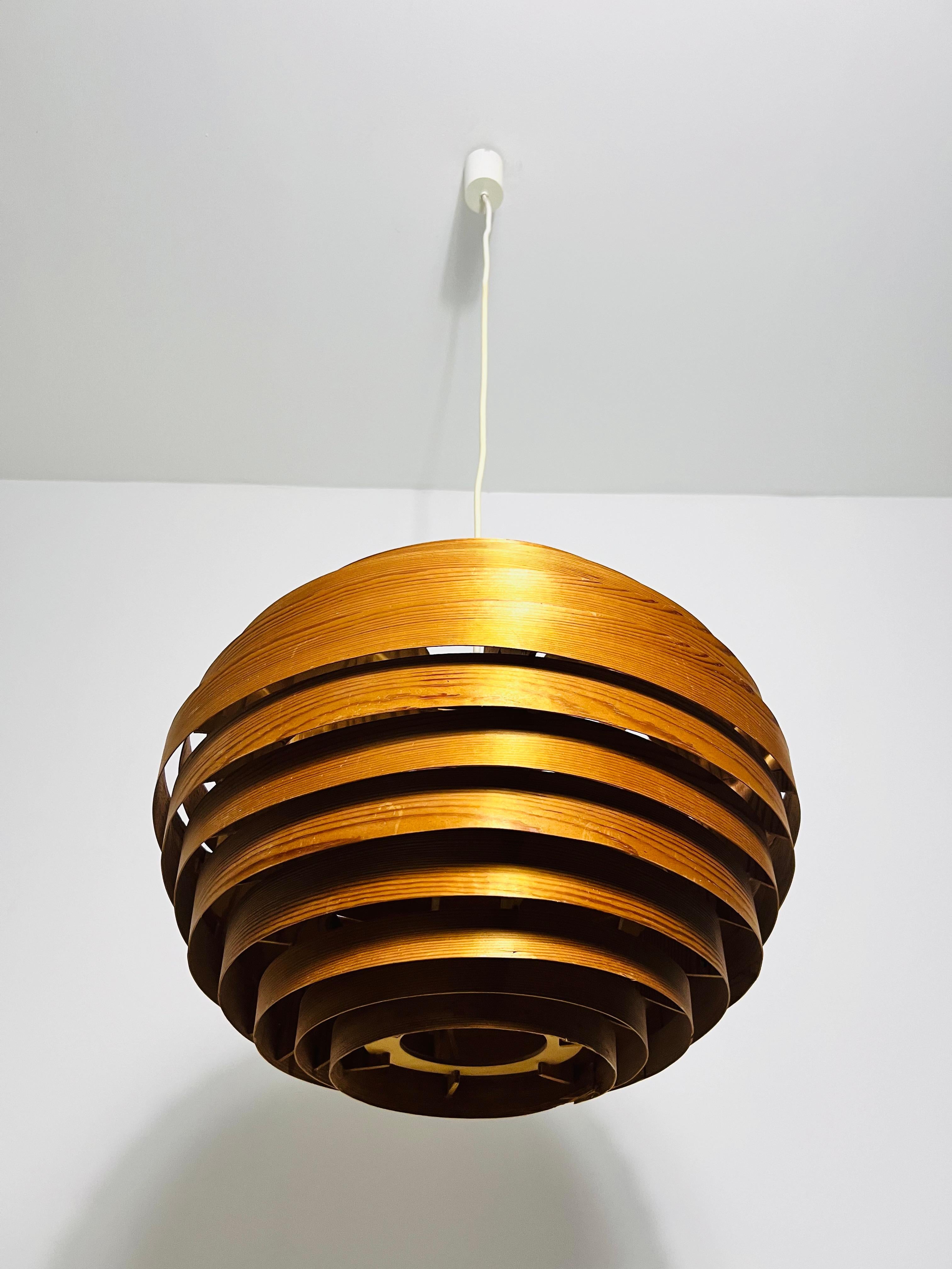 Mid-Century-Hängelampe aus Holz von Hans-Agne Jakobsson, Schweden, 1960er Jahre (Schwedisch) im Angebot