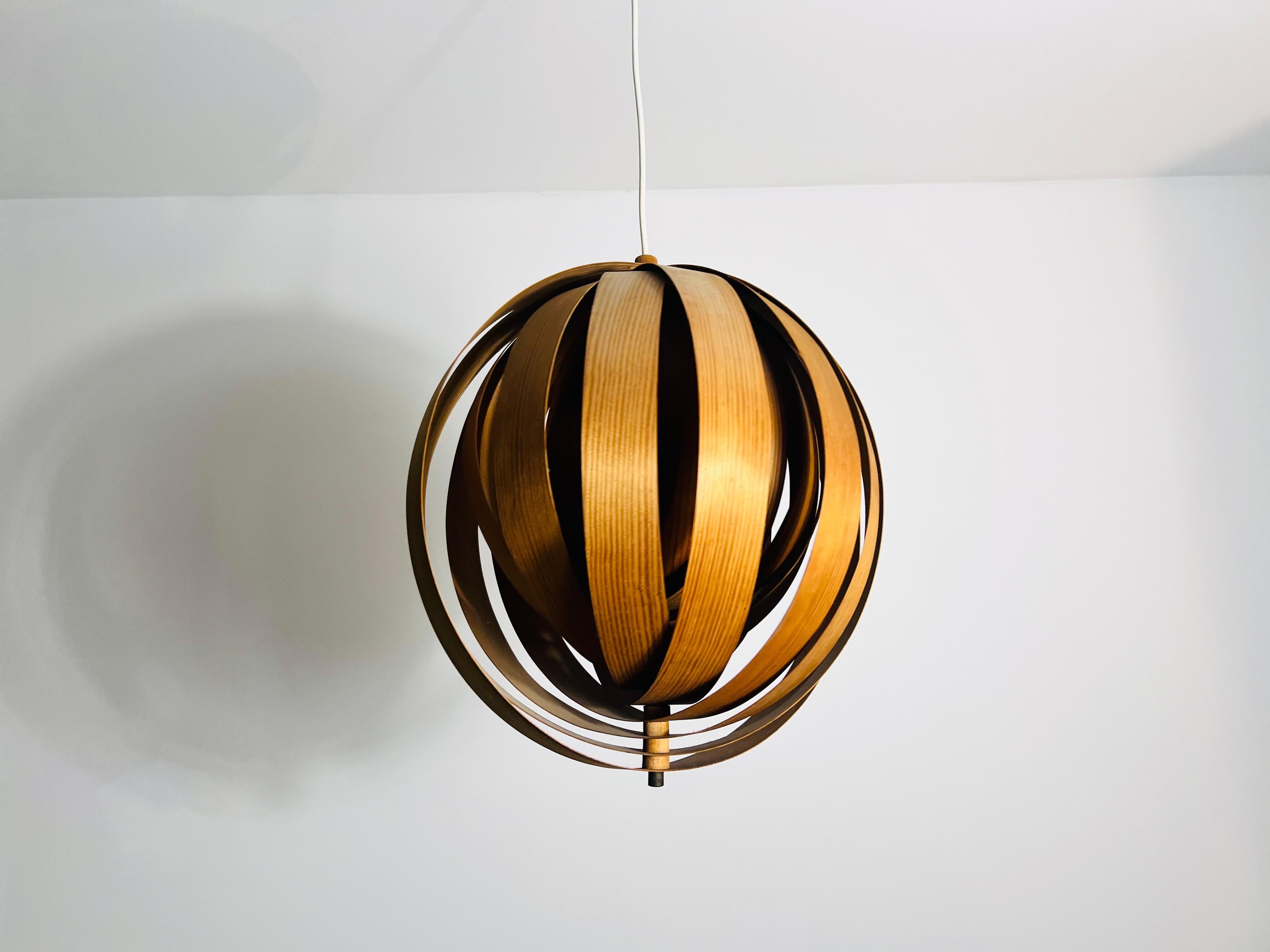 Mid-Century-Hängelampe aus Holz von Hans-Agne Jakobsson, Schweden, 1960er Jahre (Schwedisch) im Angebot
