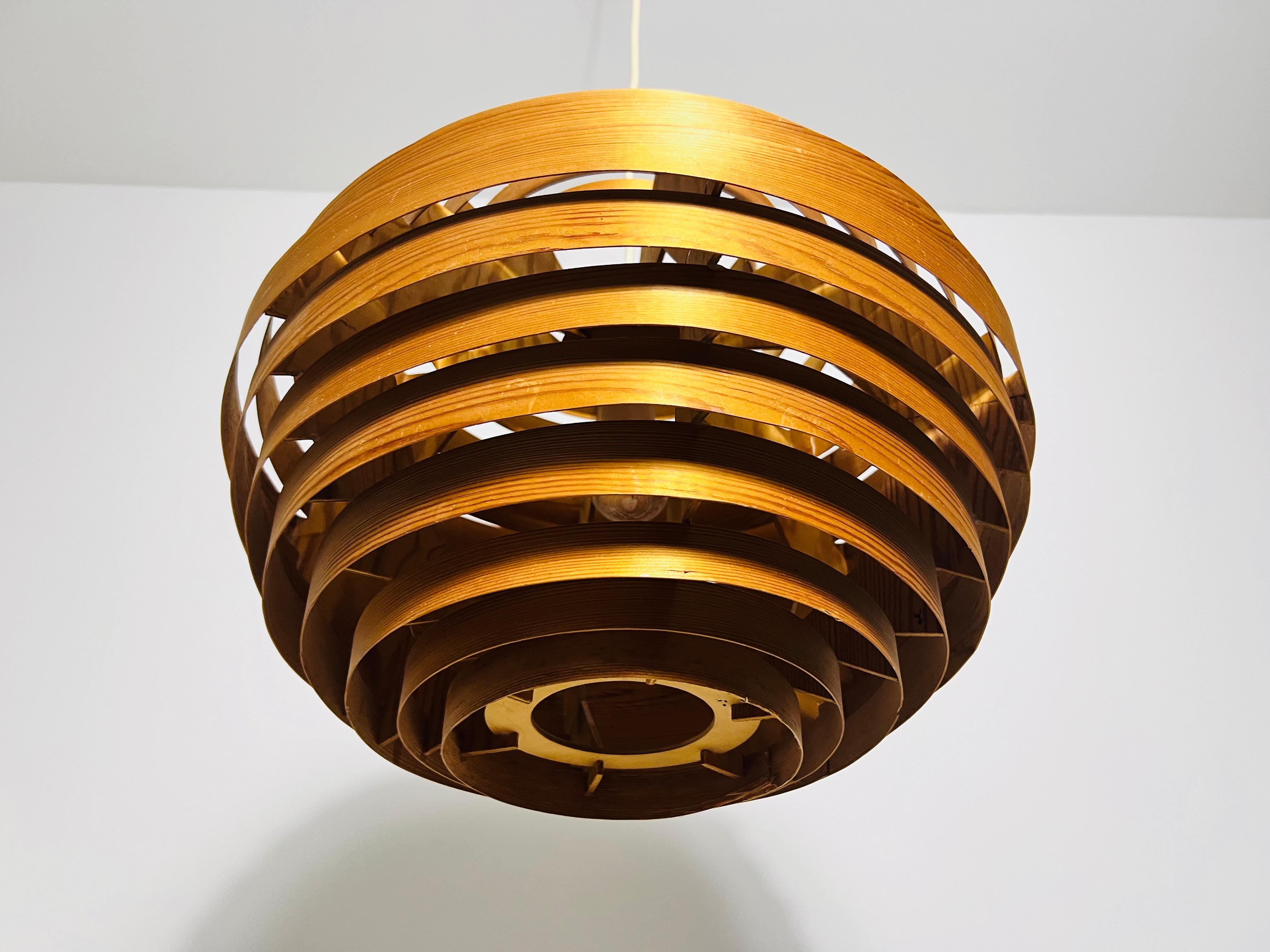 Mid-Century-Hängelampe aus Holz von Hans-Agne Jakobsson, Schweden, 1960er Jahre im Zustand „Gut“ im Angebot in Hagenbach, DE