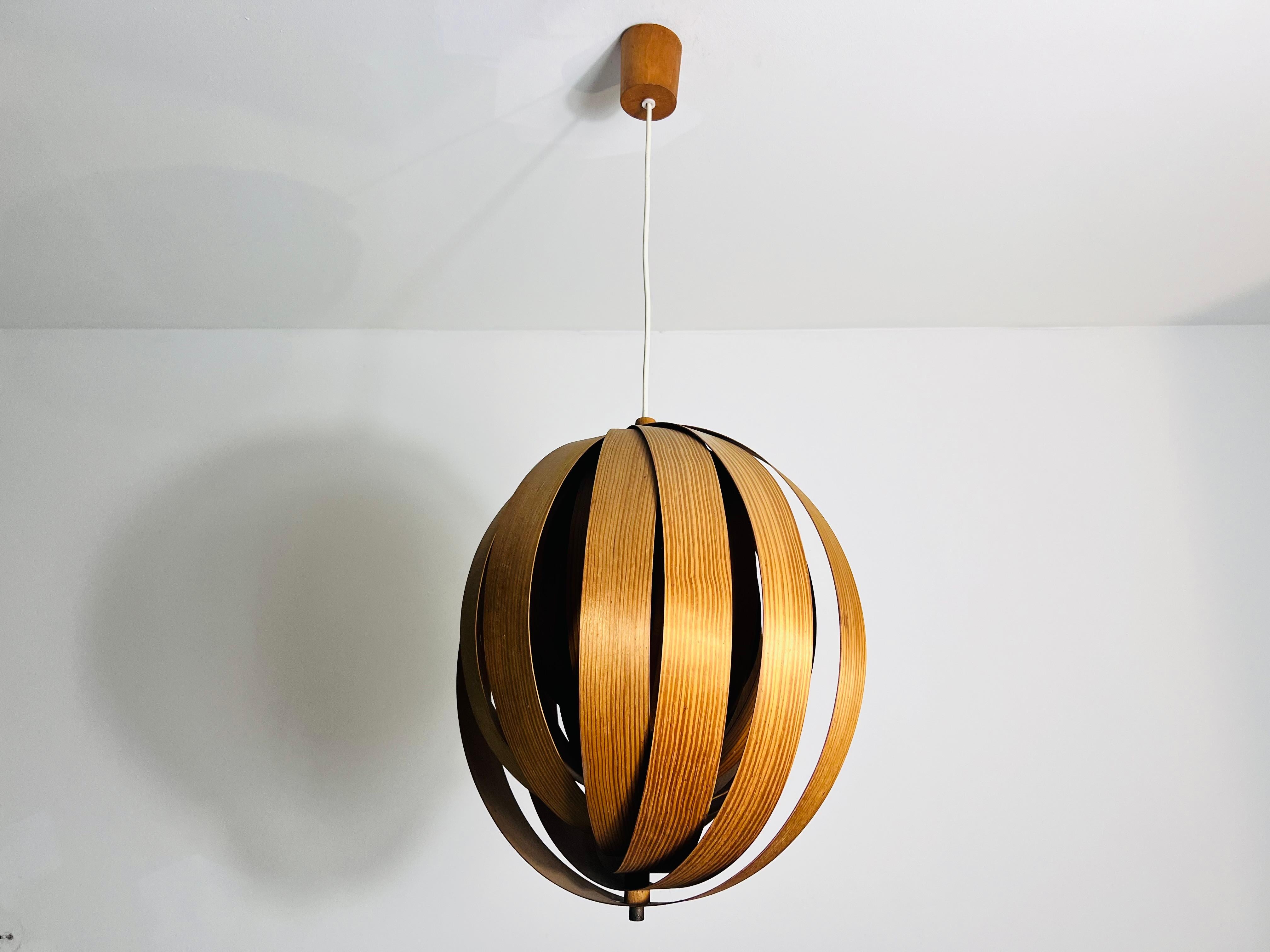 Mid-Century-Hängelampe aus Holz von Hans-Agne Jakobsson, Schweden, 1960er Jahre im Zustand „Gut“ im Angebot in Hagenbach, DE