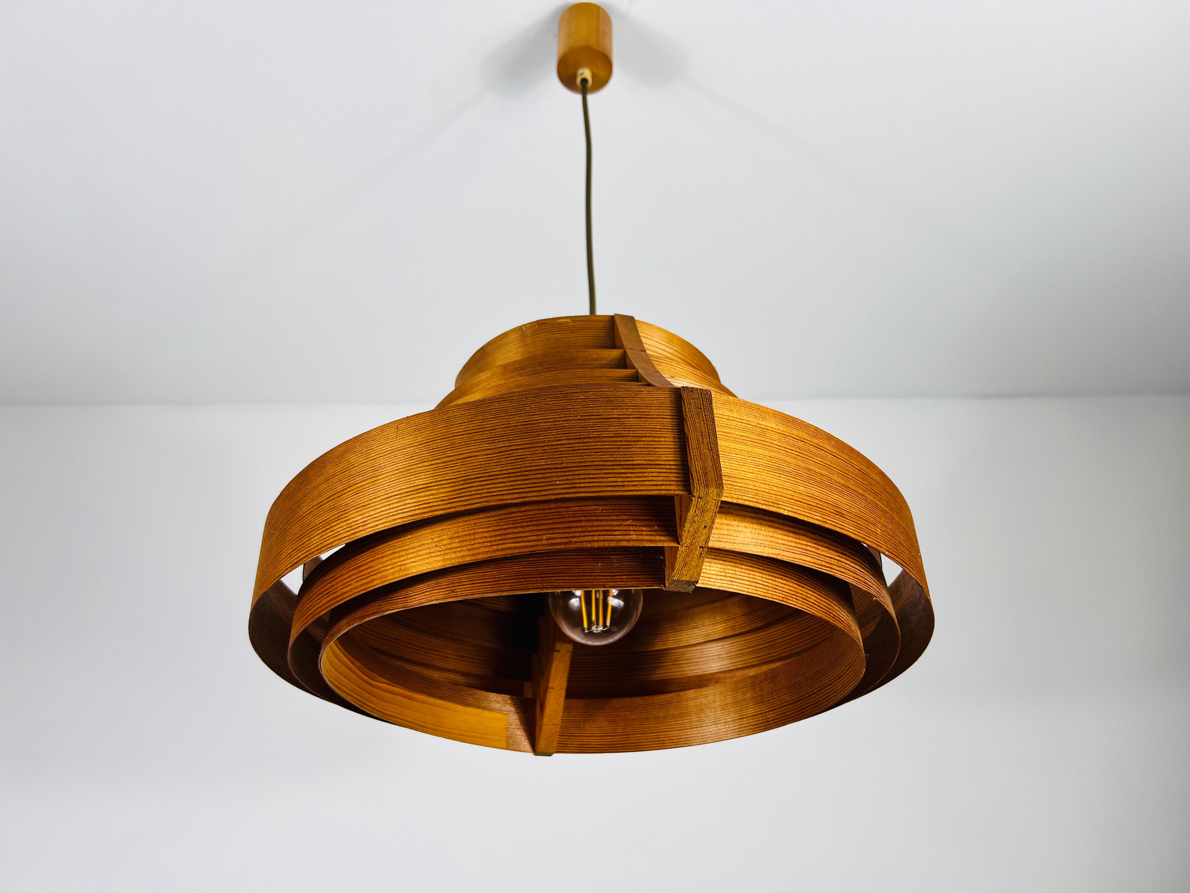 Mid-Century-Hängelampe aus Holz von Hans-Agne Jakobsson, Schweden, 1960er Jahre (Mitte des 20. Jahrhunderts) im Angebot