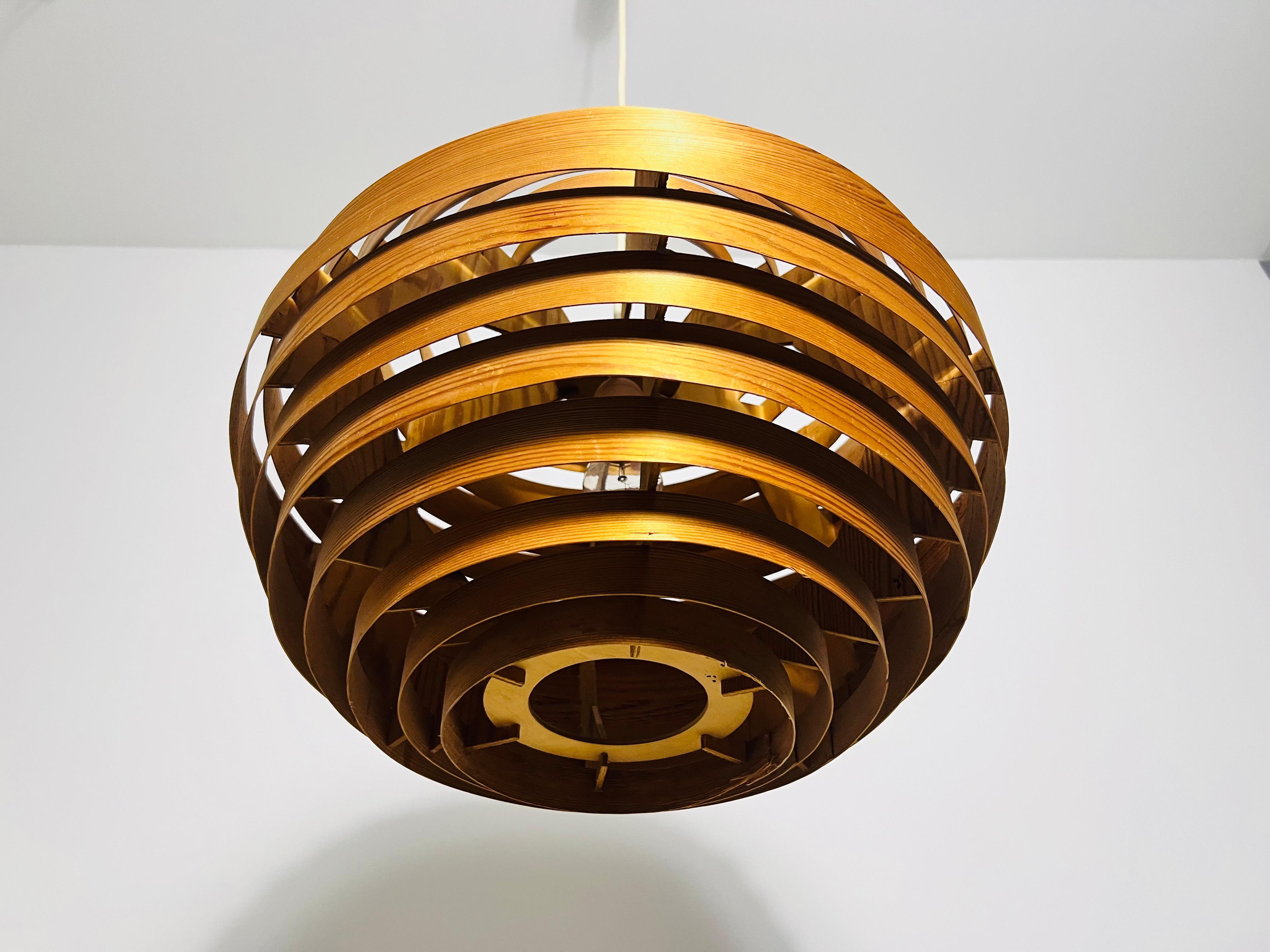 Mid-Century-Hängelampe aus Holz von Hans-Agne Jakobsson, Schweden, 1960er Jahre (Mitte des 20. Jahrhunderts) im Angebot