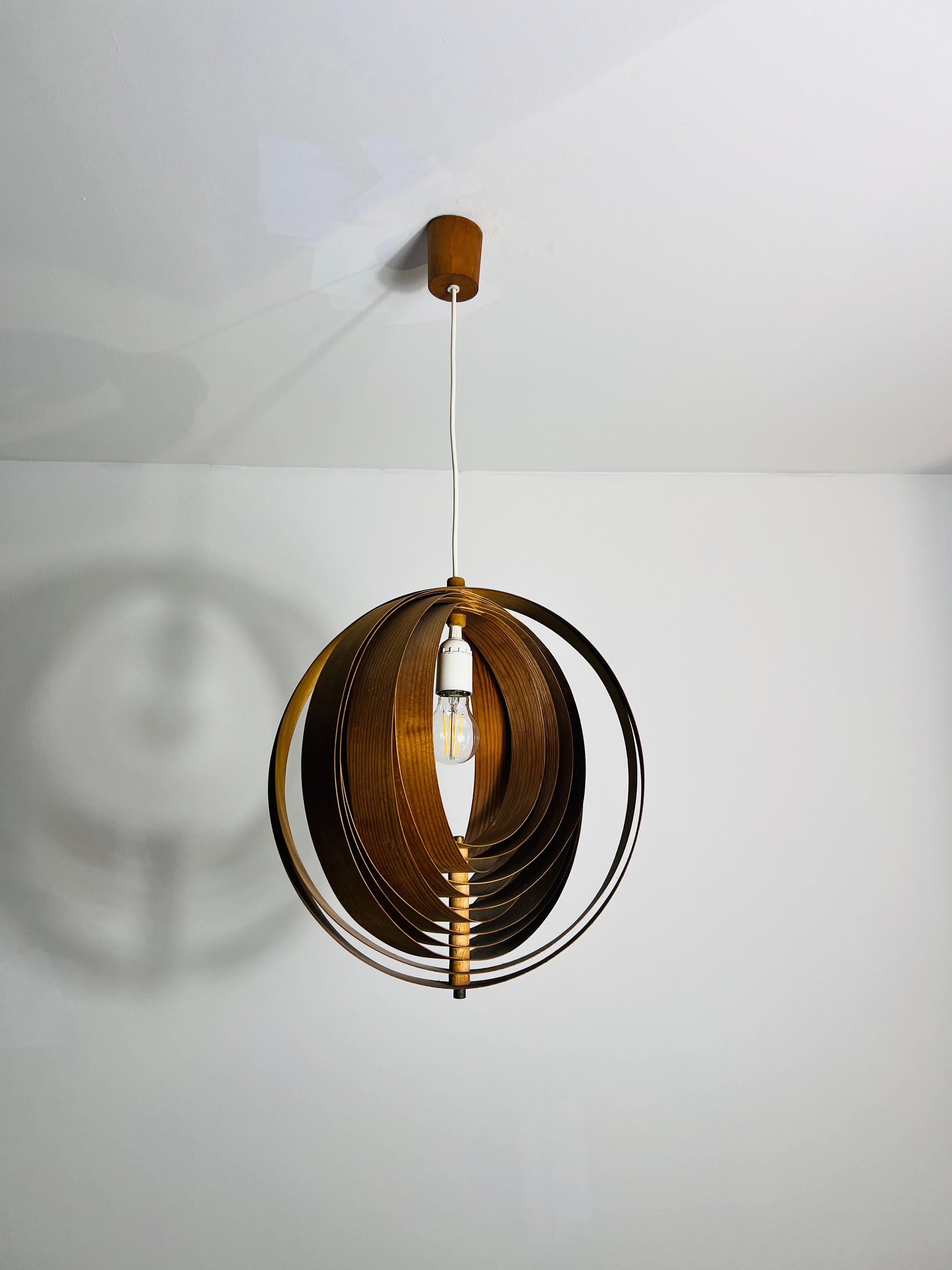 Mid-Century-Hängelampe aus Holz von Hans-Agne Jakobsson, Schweden, 1960er Jahre (Mitte des 20. Jahrhunderts) im Angebot