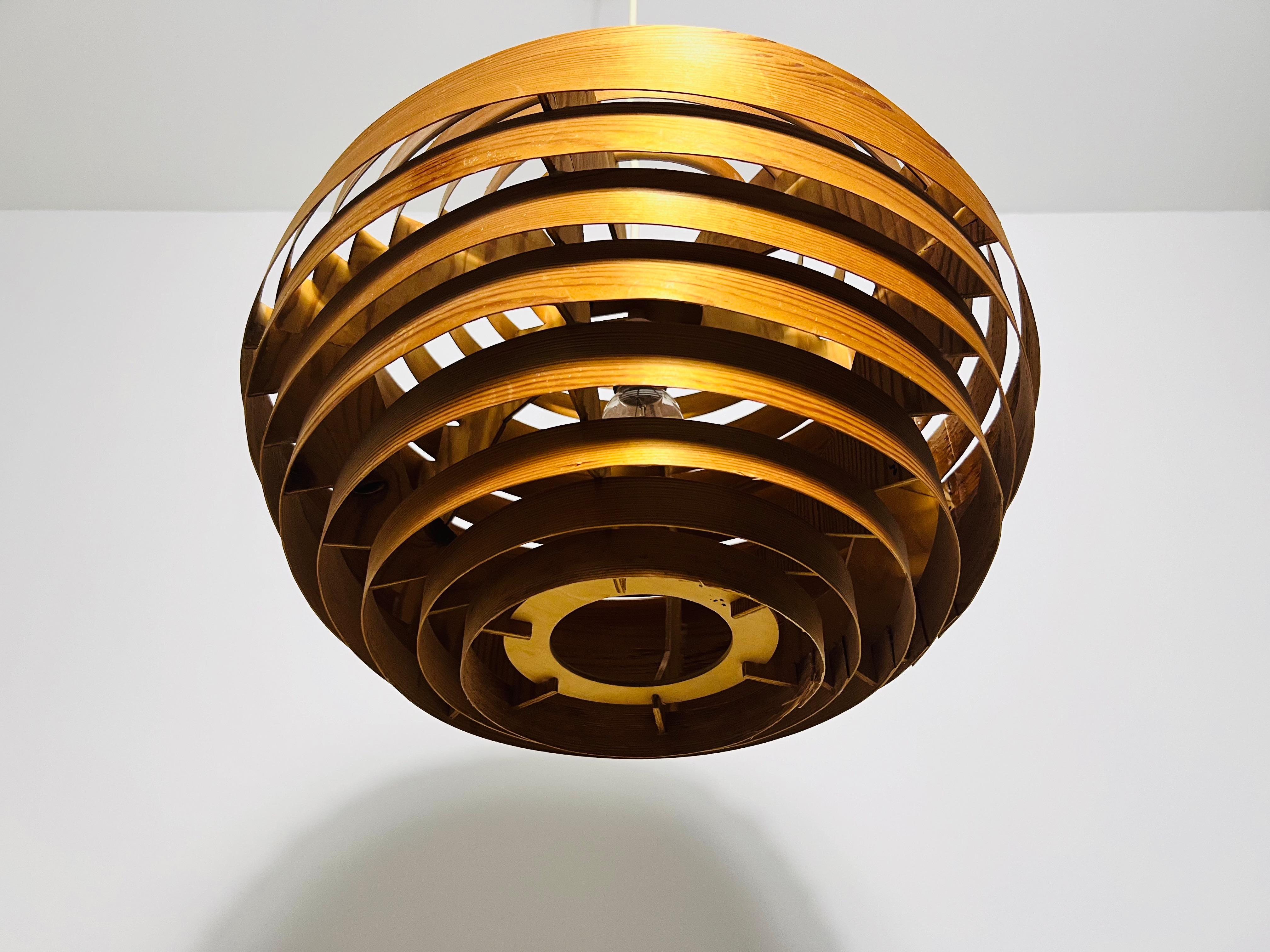 Mid-Century-Hängelampe aus Holz von Hans-Agne Jakobsson, Schweden, 1960er Jahre im Angebot 1