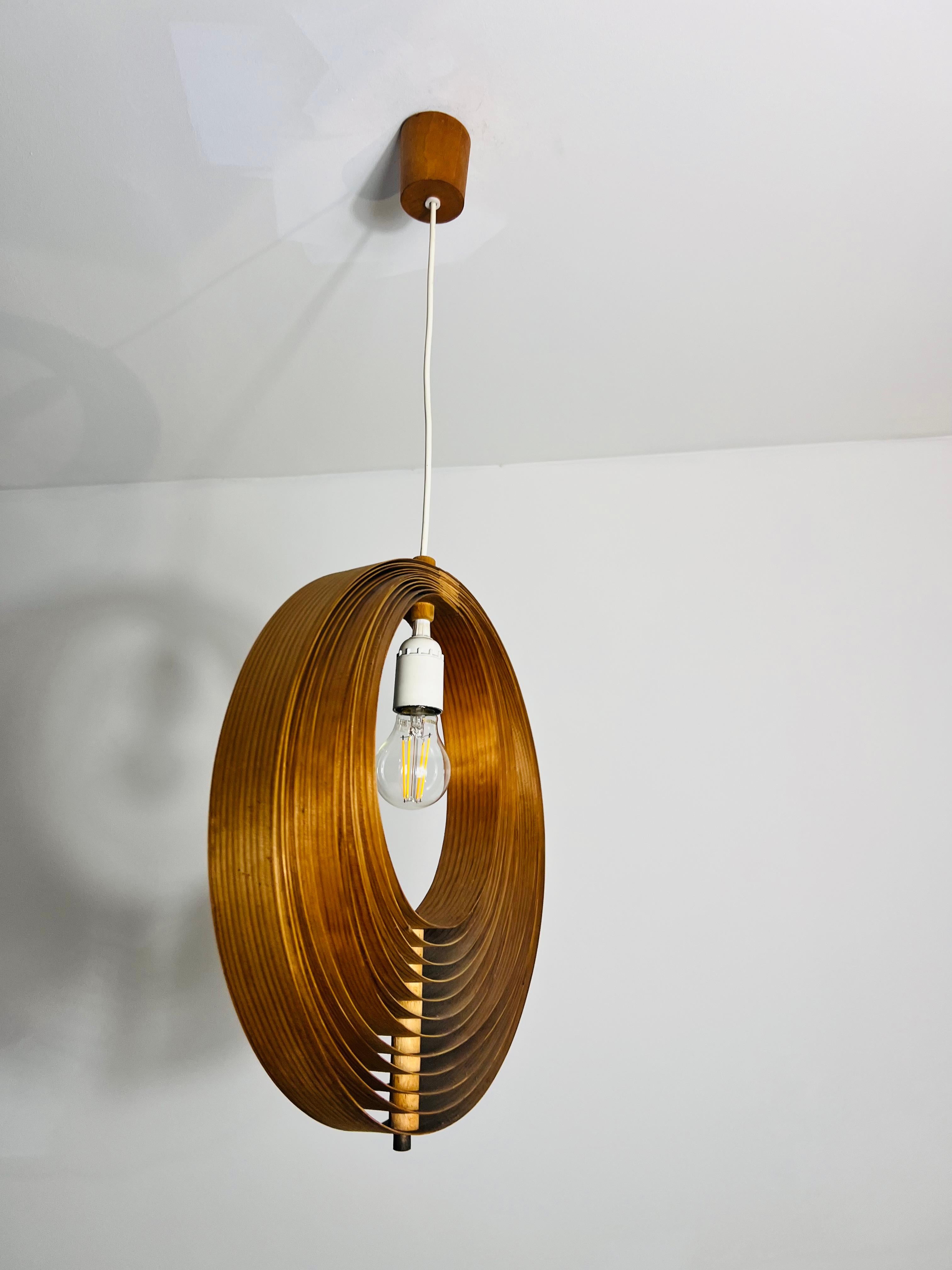 Mid-Century-Hängelampe aus Holz von Hans-Agne Jakobsson, Schweden, 1960er Jahre im Angebot 1