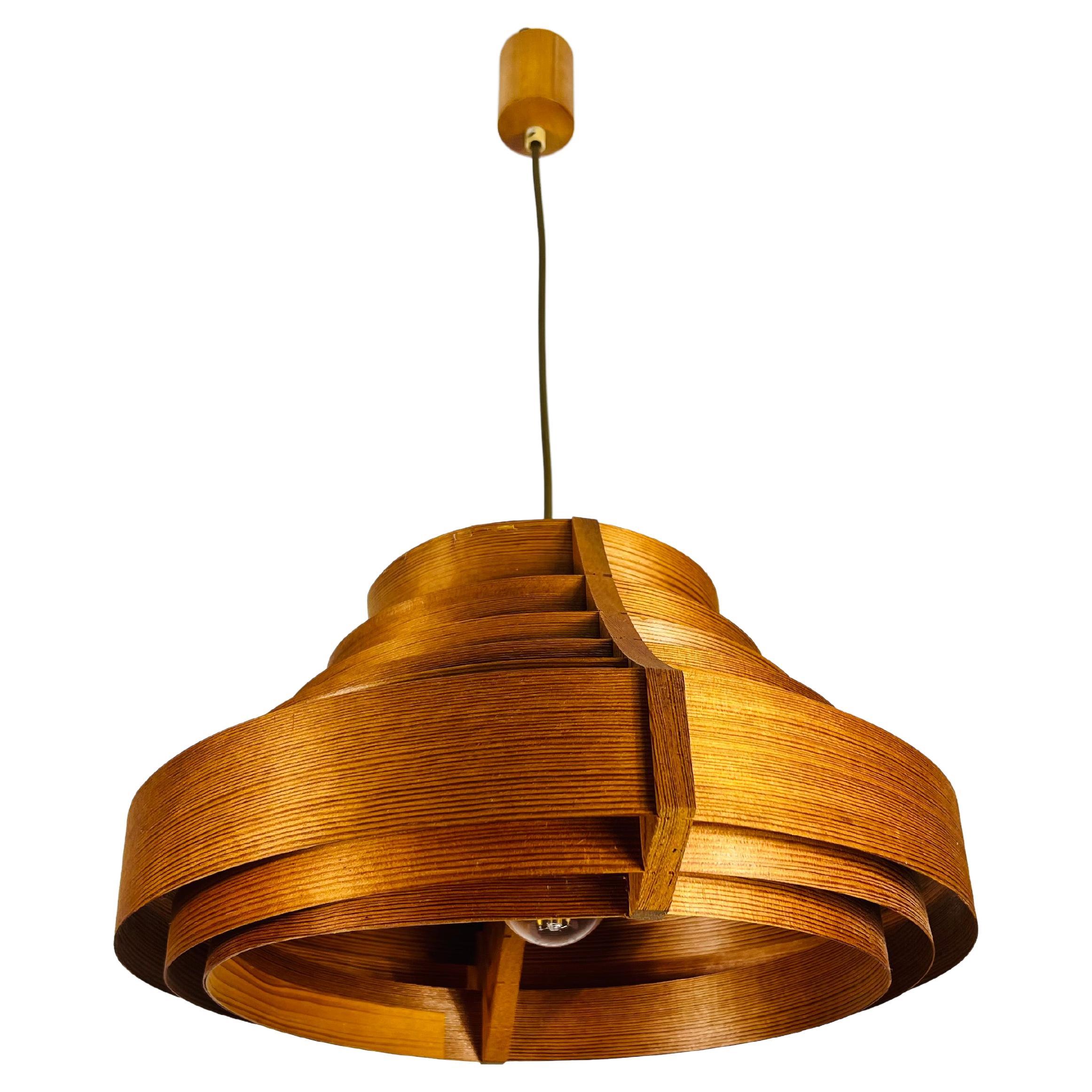 Mid-Century-Hängelampe aus Holz von Hans-Agne Jakobsson, Schweden, 1960er Jahre im Angebot