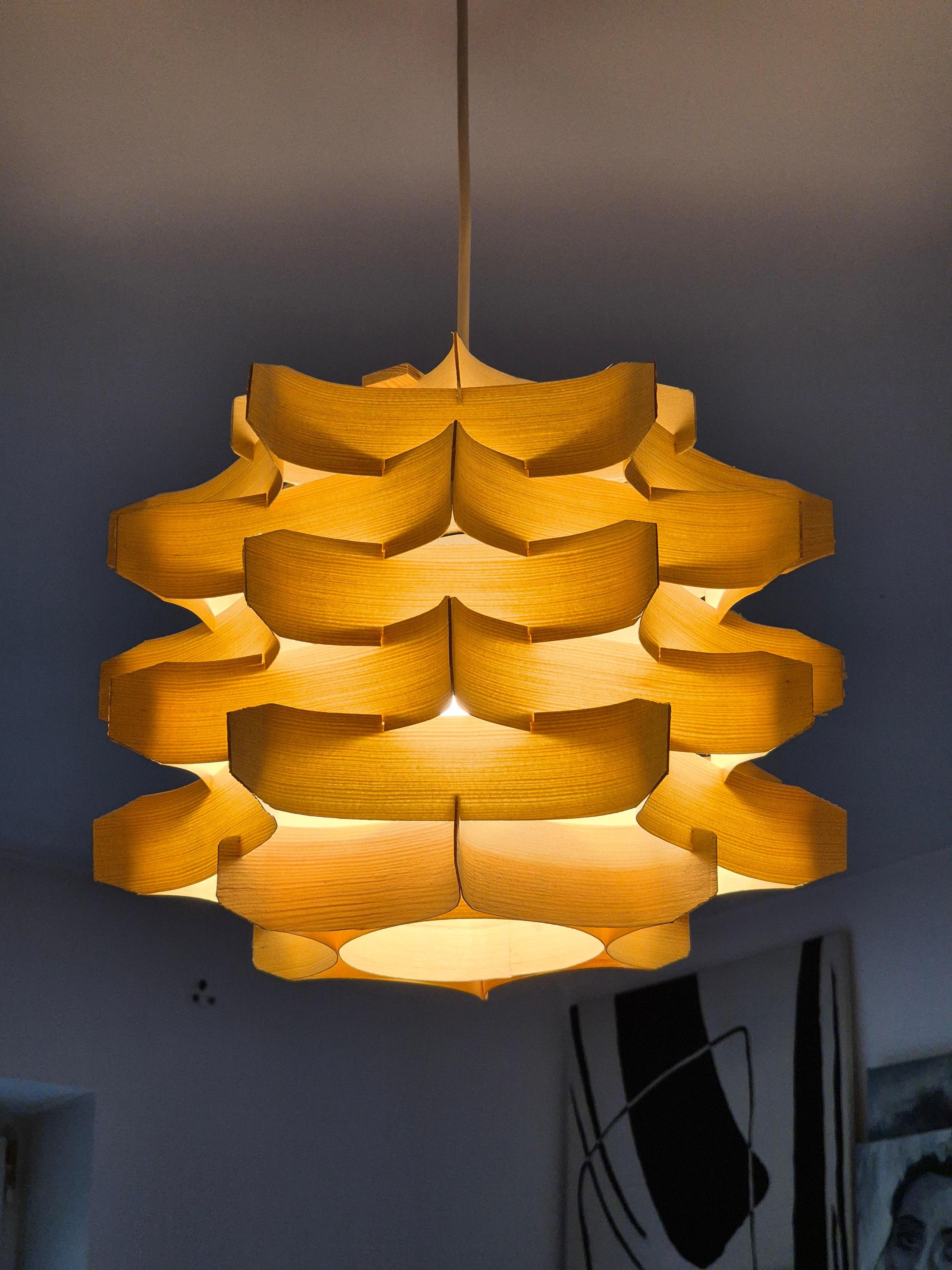 JAKOBSSON LAMP brings out the full potential of ingredients of pine wood and has lighted up Scandinavian living for a long time as a representative of Swedish designer, Hans-Agne Jakobsson. The soft light casted through the pine wood shades is