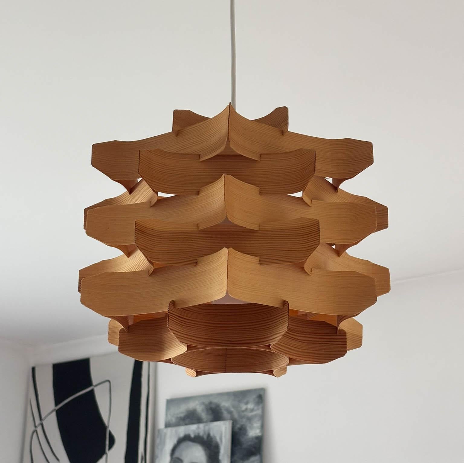 JAKOBSSON LAMP brings out the full potential of ingredients of pine wood and has lighted up Scandinavian living for a long time as a representative of Swedish designer, Hans-Agne Jakobsson. The soft light casted through the pine wood shades is