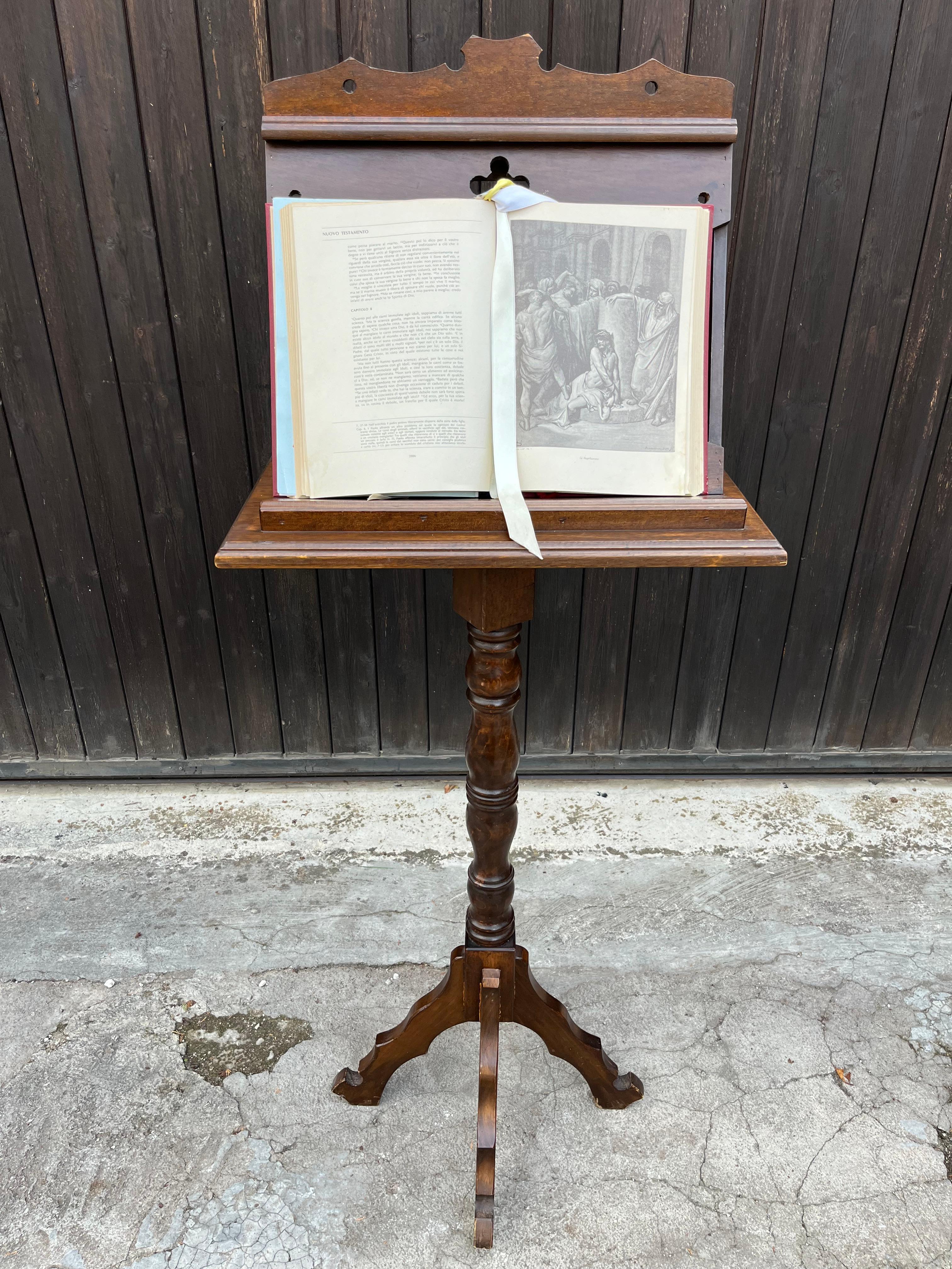 Mid-Century wooden revolving lectern, 1940s
Found in an ancient villa in the Sicilian hinterland.
Intact and in good condition.