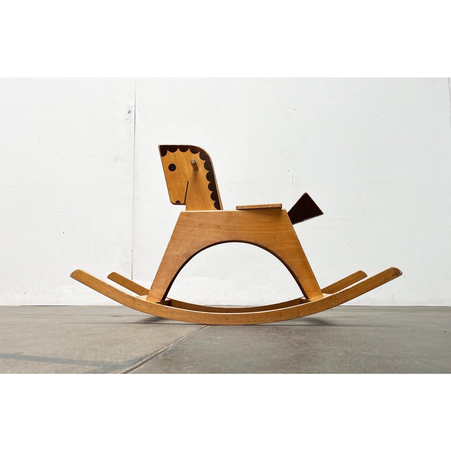 Cavallo a dondolo in legno di metà secolo, anni '60, in ottime condizioni. Progettato dal 1960 al 1969.

Informazioni aggiuntive:
Materiali: Wood
Colore: marrone
Stili: Medioevo Moderno
Tipo di articolo: Vintage, Antico o Pre-owned
Dimensioni: