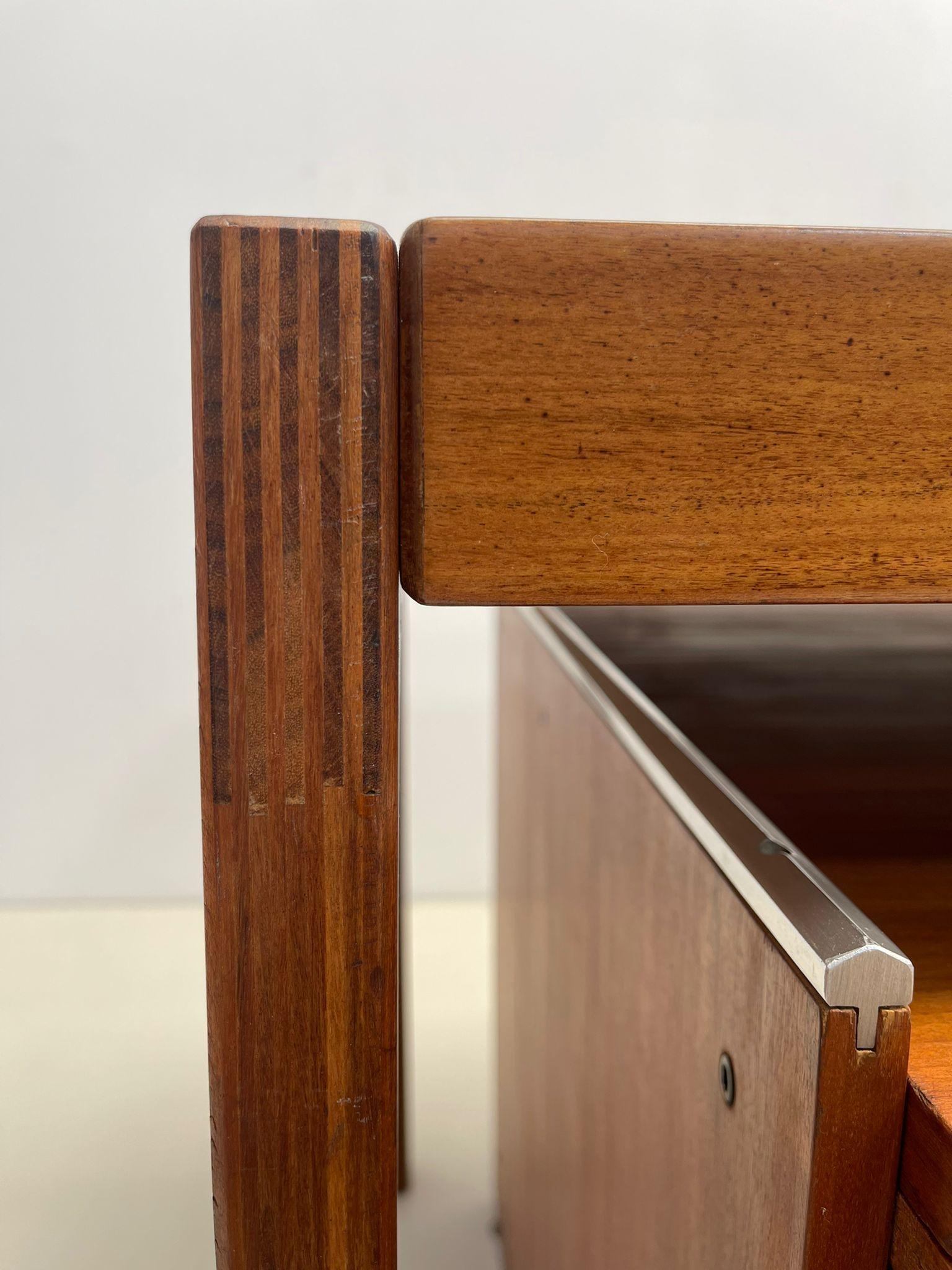 Skandinavischer Schreibtisch aus Holz mit Schubladen aus der Mitte des Jahrhunderts, 1960er Jahre im Angebot 10