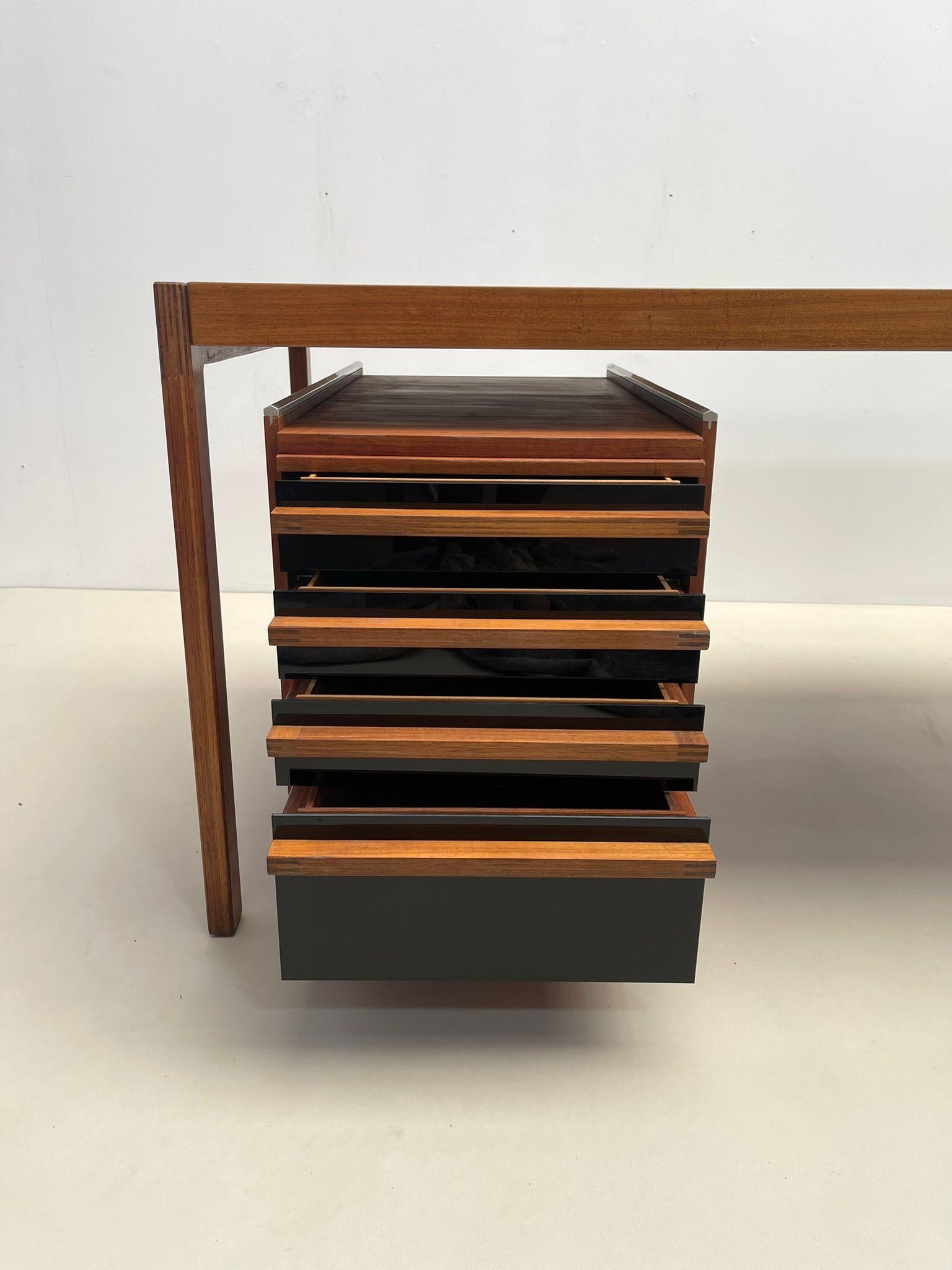 Skandinavischer Schreibtisch aus Holz mit Schubladen aus der Mitte des Jahrhunderts, 1960er Jahre im Angebot 1