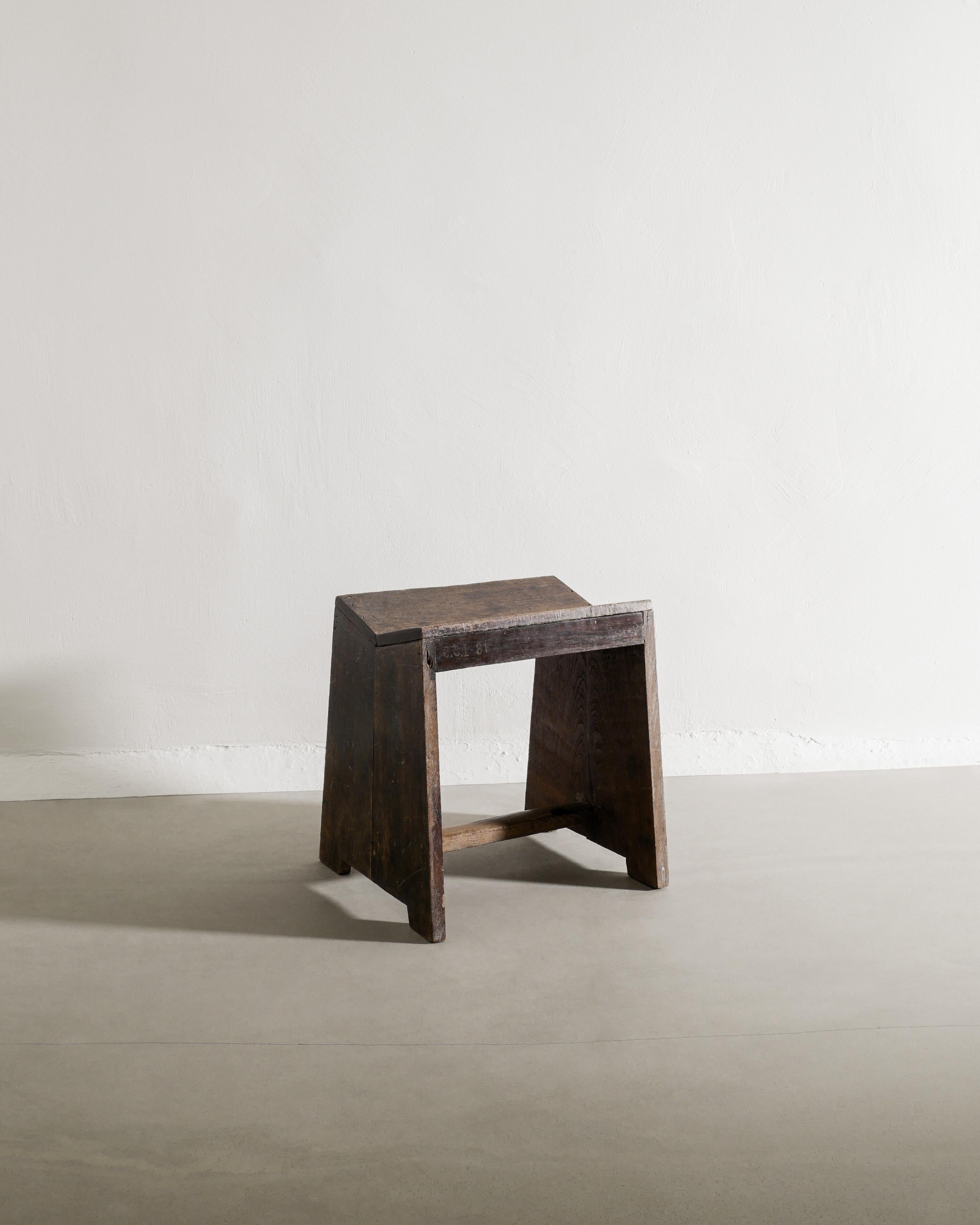 Mid-Century moderno Sgabello da cucito in legno di metà secolo in teak di Pierre Jeanneret per Chandigarh 1950 in vendita