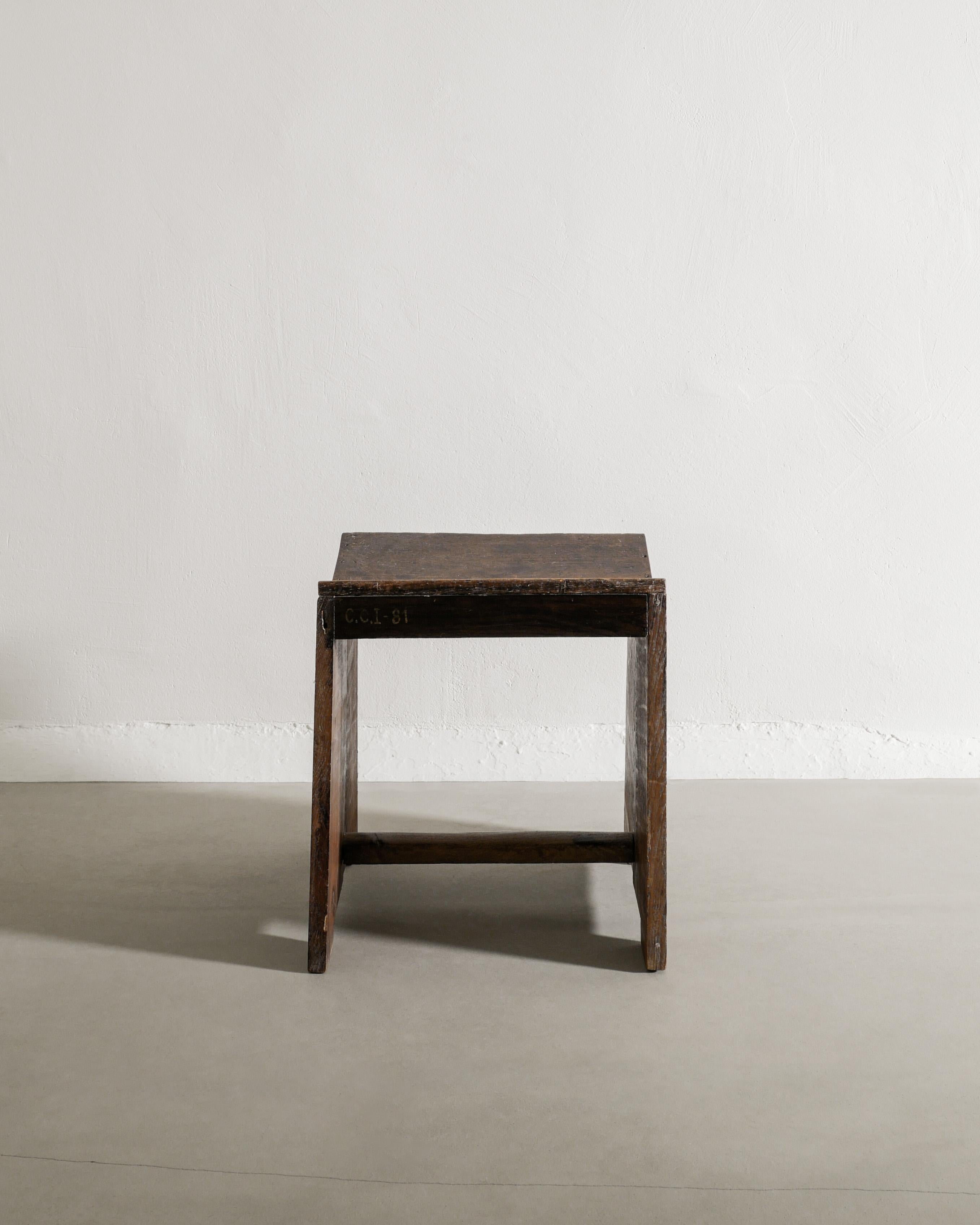Indiano Sgabello da cucito in legno di metà secolo in teak di Pierre Jeanneret per Chandigarh 1950 in vendita
