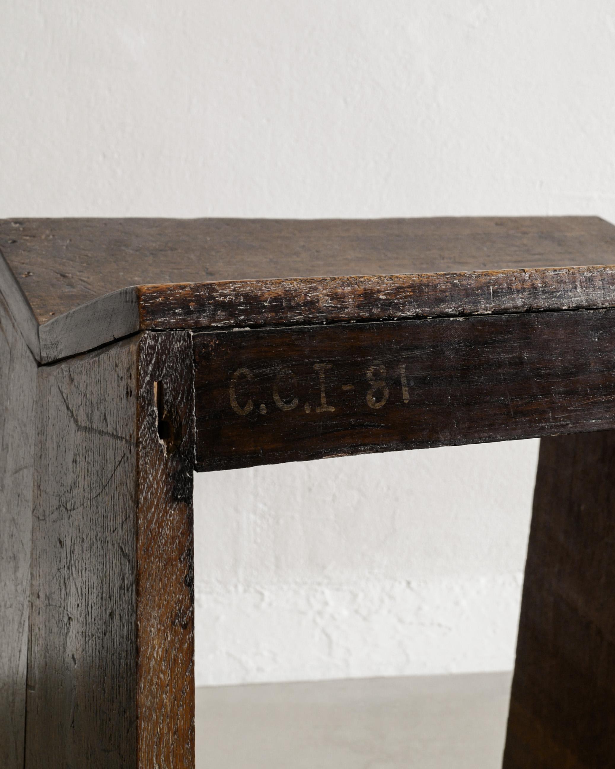 Sgabello da cucito in legno di metà secolo in teak di Pierre Jeanneret per Chandigarh 1950 In condizioni buone in vendita a Stockholm, SE