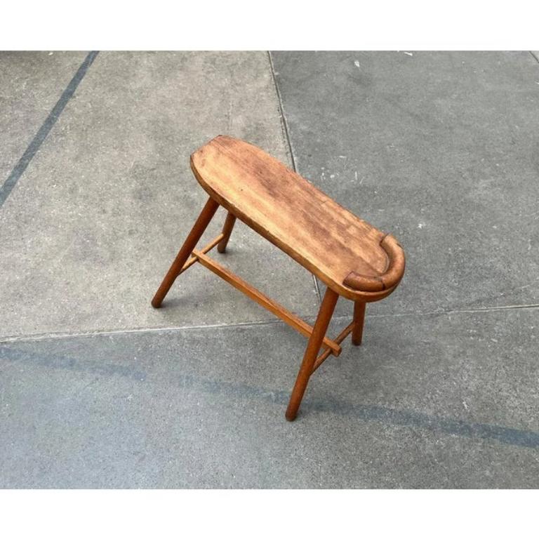 Sgabello lustrascarpe in legno di metà secolo, anni '50, in ottime condizioni. Progettato dal 1950 al 1959.

Informazioni aggiuntive:
Materiale: Legno
Colore: marrone
Stili: Medioevo Moderno
Tipo di articolo: Vintage, Antico o Pre-owned
Diametro: